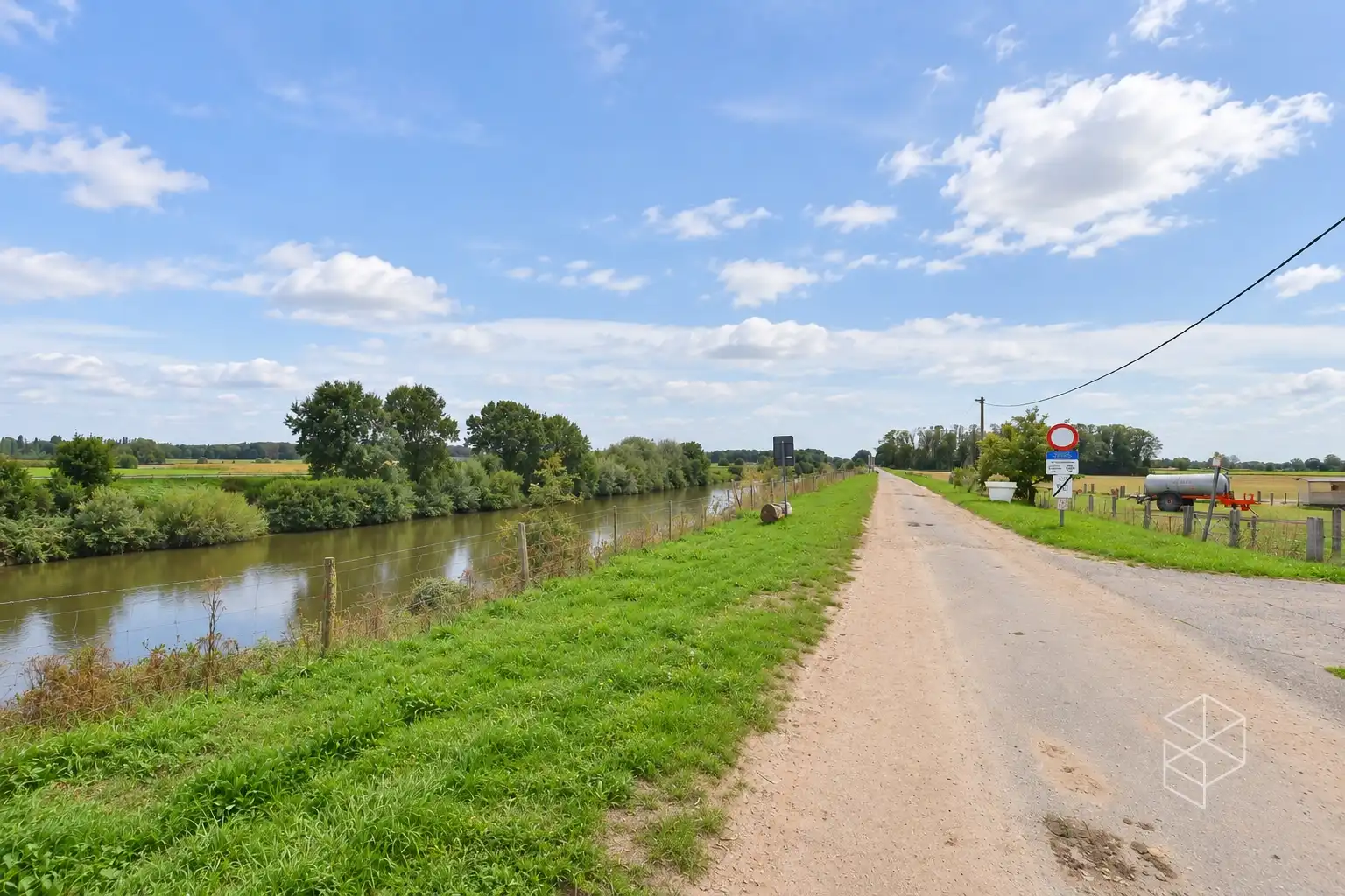 Klassevolle villa met bijgebouw op unieke ligging aan het kanaal Gent-Brugge foto 4