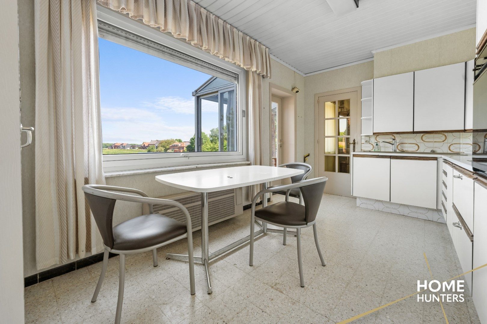 Karaktervolle woning met 6 garages en panoramisch zicht op groen landschap foto 11