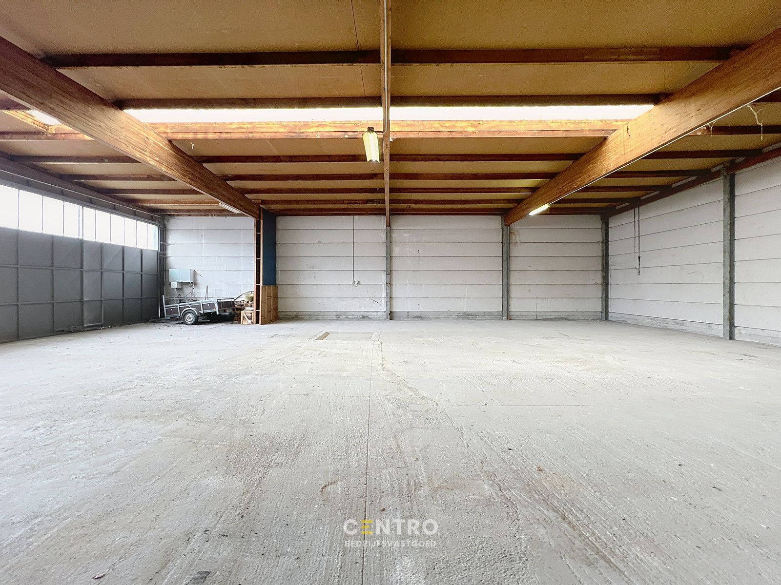 Goed gelegen MAGAZIJN (± 300m2) met parking TE HUUR nabij centrum Roeselare. foto 6