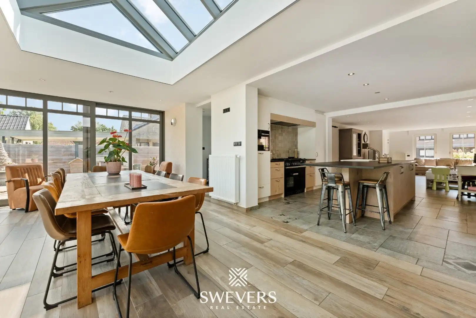 Ruime open bebouwing met nieuwe keuken en veranda foto 11