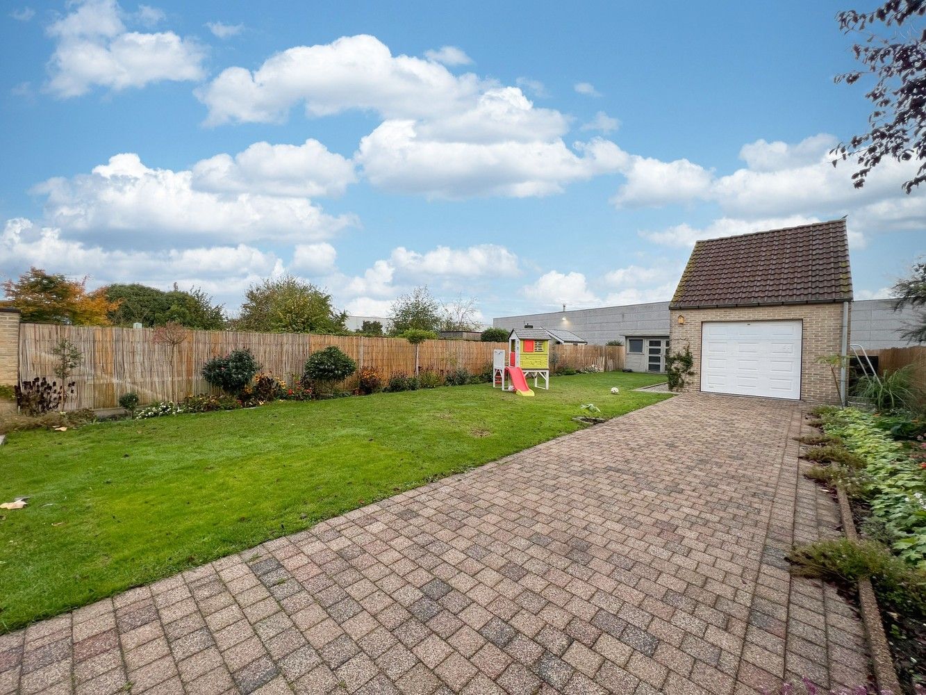 Ruime, lichtrijke woning met zonnige tuin+ aparte garage foto 16