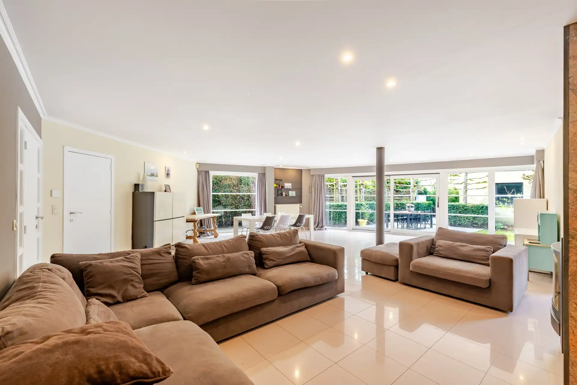 Instapklare en ruime gezinswoning met 5 slaapkamers, zonnige tuin en extra praktijk-/kantoorruimte op topligging te Aalst  foto 6