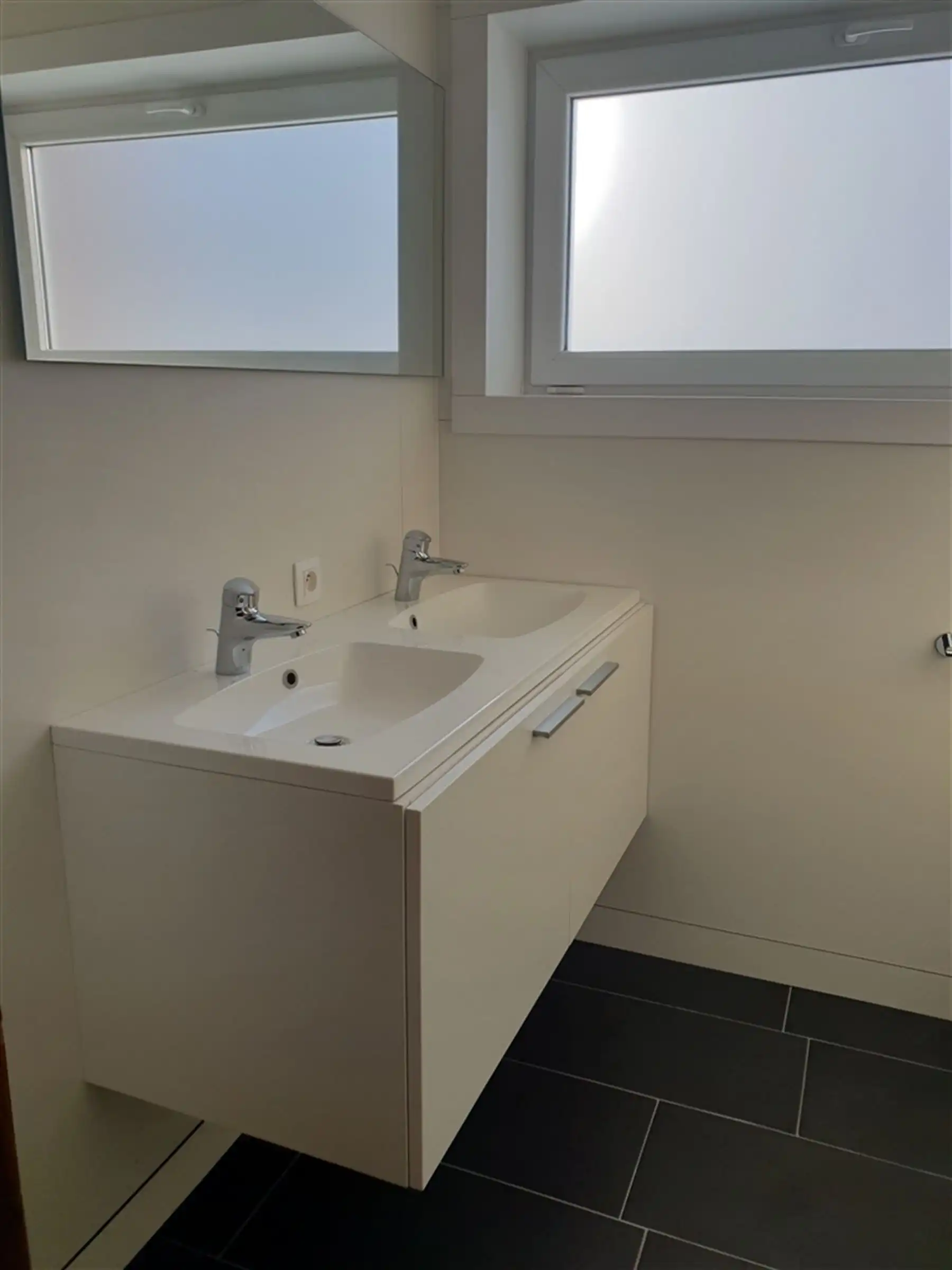 Ruime woning met drie slaapkamers en grote garage foto 7