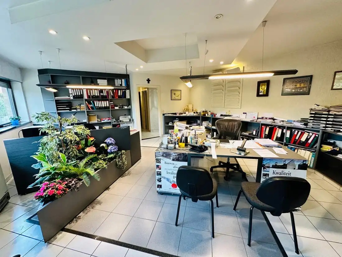 Ruim magazijn met kantoren met veel potentieel te Kuringen foto 5