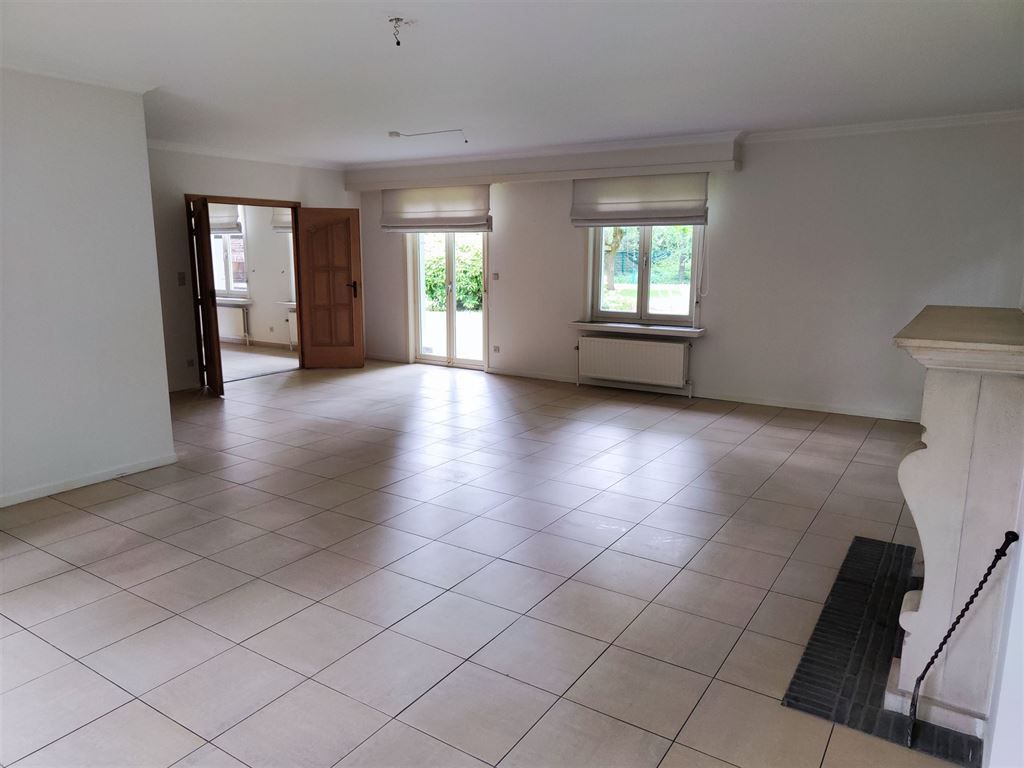 Villa in rustige straat foto 6
