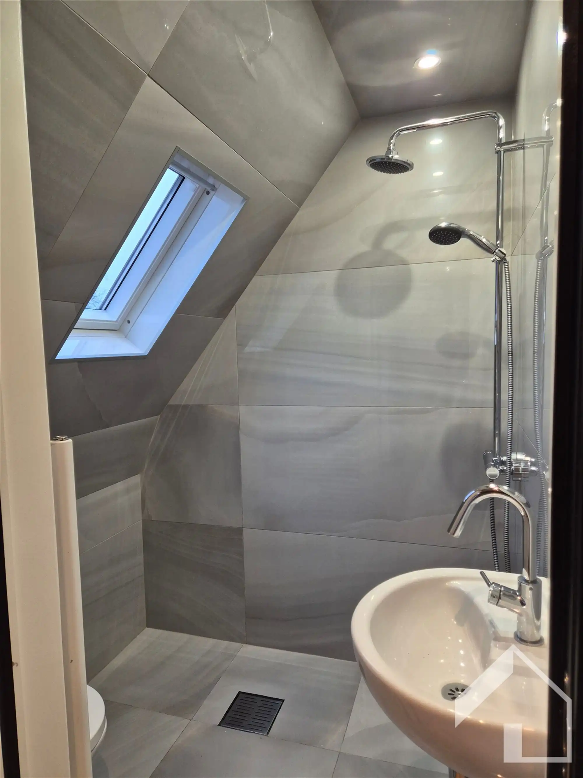 Lichtrijke huurwonig met leuke tuin, terras,oprit en 3 ruime slaapkamers nabij het centrum van Maria-ter-heid (Brasschaat) foto 15