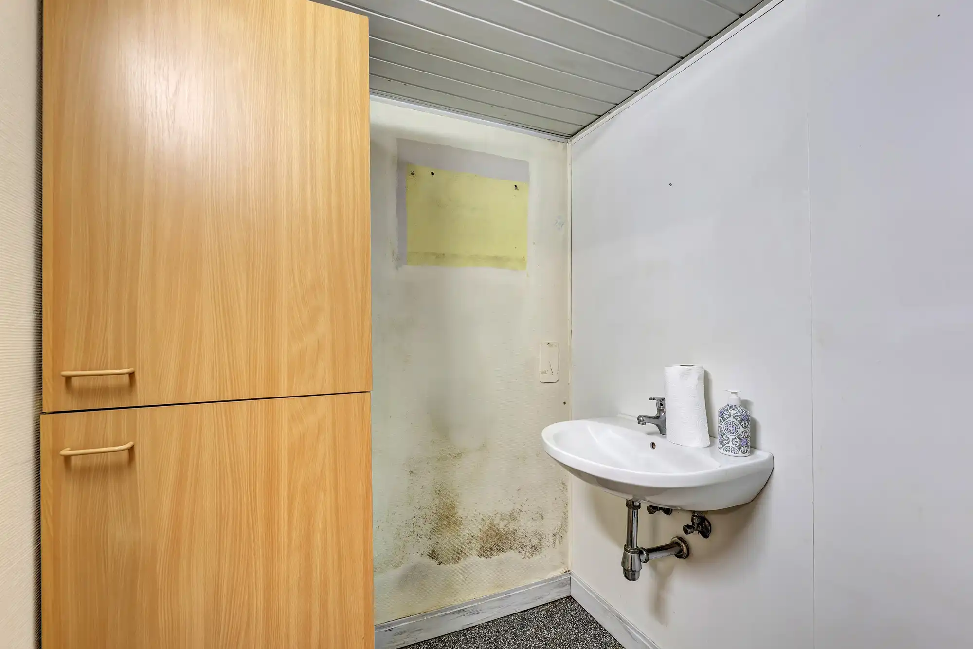 Te renoveren rijwoning met tuin foto 11