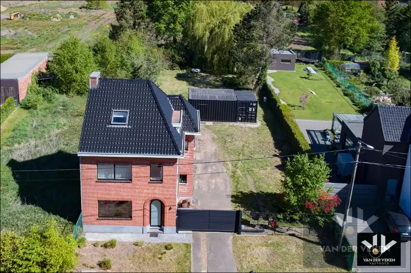 Hoofdfoto van de publicatie: KARAKTERVOLLE WONING AAN GROENE STADSRAND