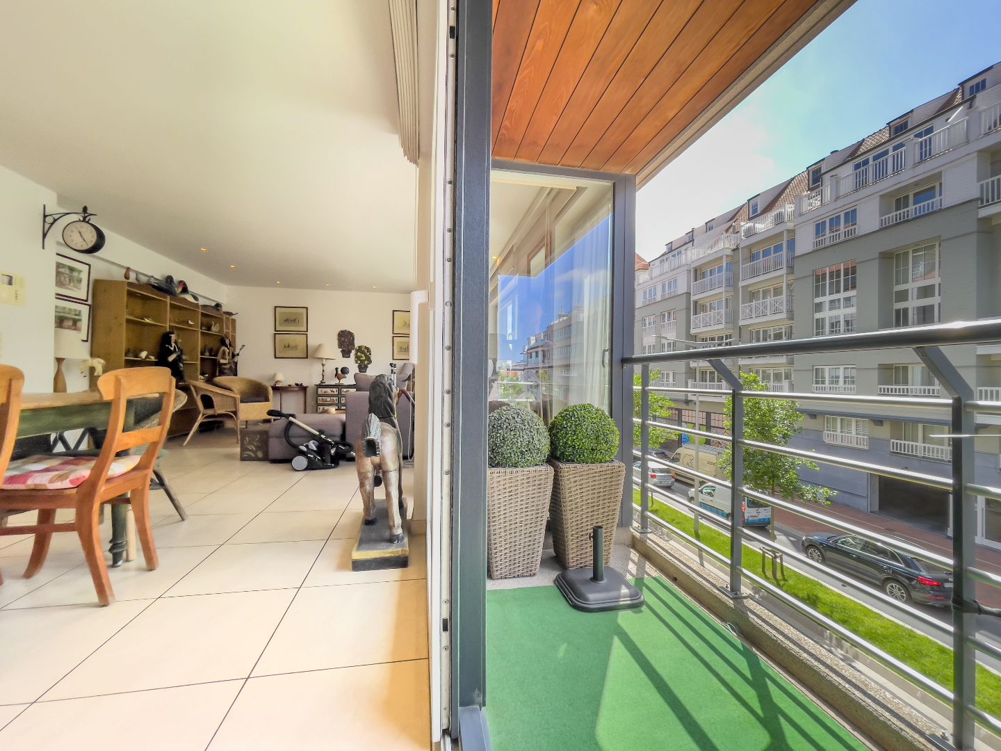 Zonnig appartement met mooie gevelbreedte en terras, gelegen in het centrum van Knokke. foto 4