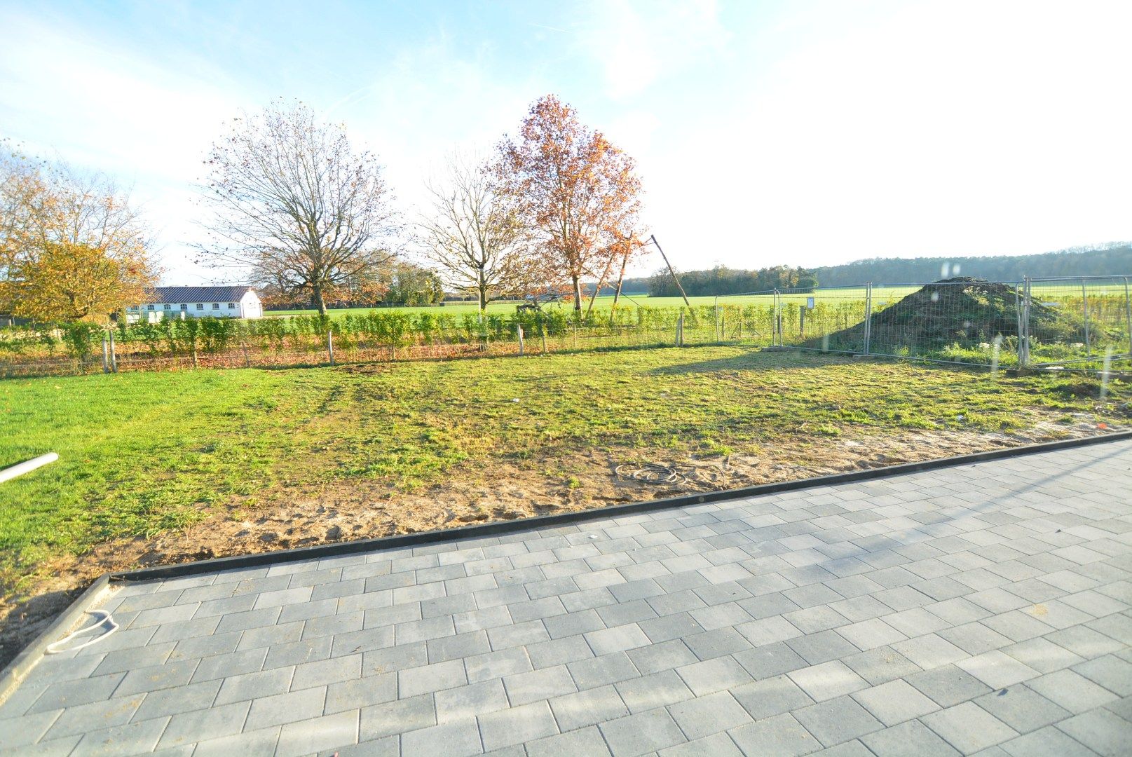 Halfvrijstaande nieuwbouwwoning op 3a 70ca met 3 slpk. foto 3