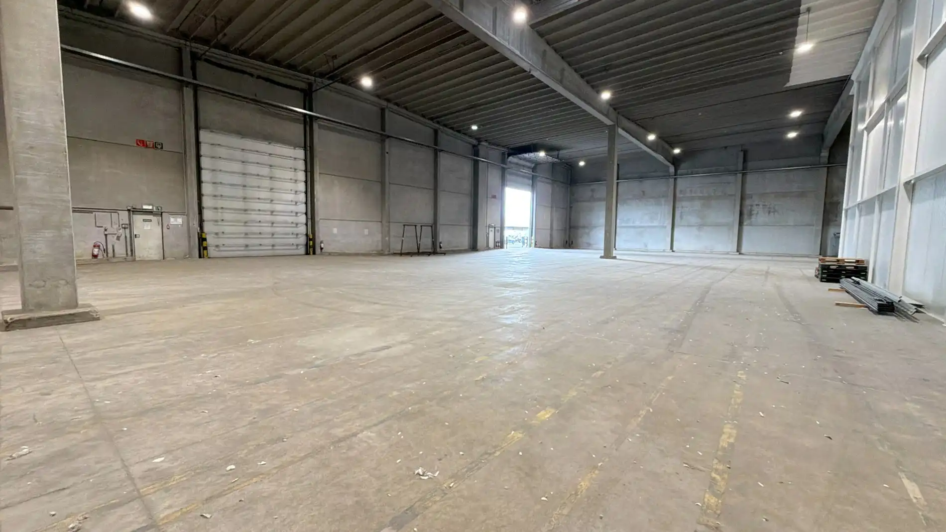 Magazijn met laadkade en nieuwbouw kantoren te huur in haven van Antwerpen foto 4