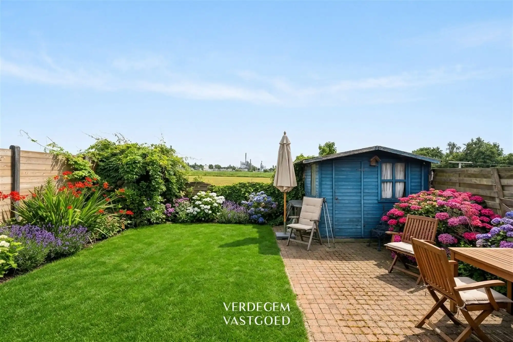 Te renoveren gezinswoning met garage, tuin en open zichten foto 13