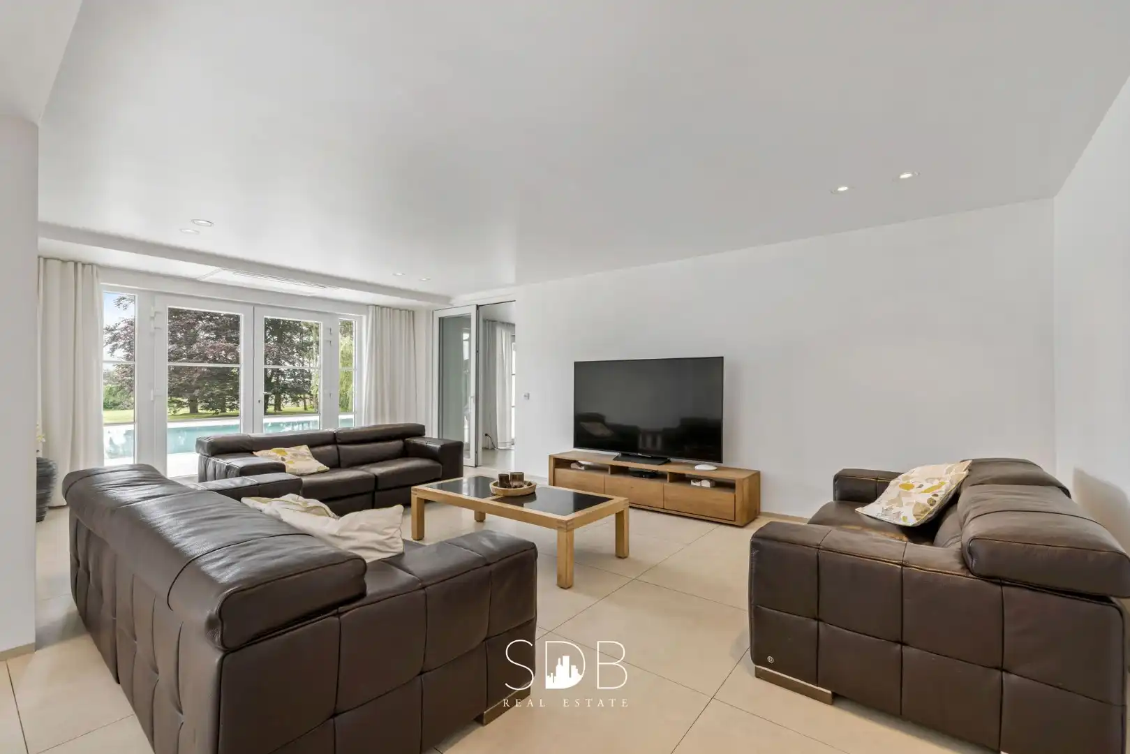 Prachtige villa met zwembad, paardenstallen, paddock en grasland op 1,3HA foto 8