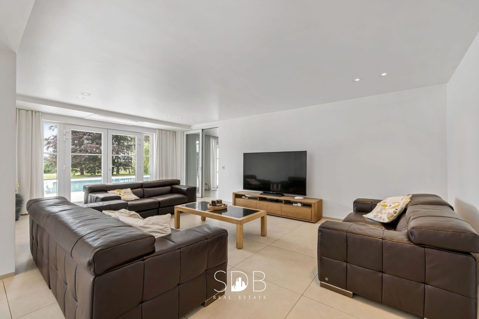 Prachtige villa met zwembad, paardenstallen, paddock en grasland op 1,3HA foto 8