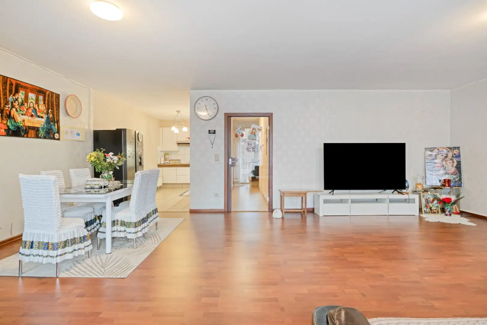 Ruim gelijkvloers appartement met 3 SLPKS, tuin en twee overdekte staanplaatsen !  foto 5