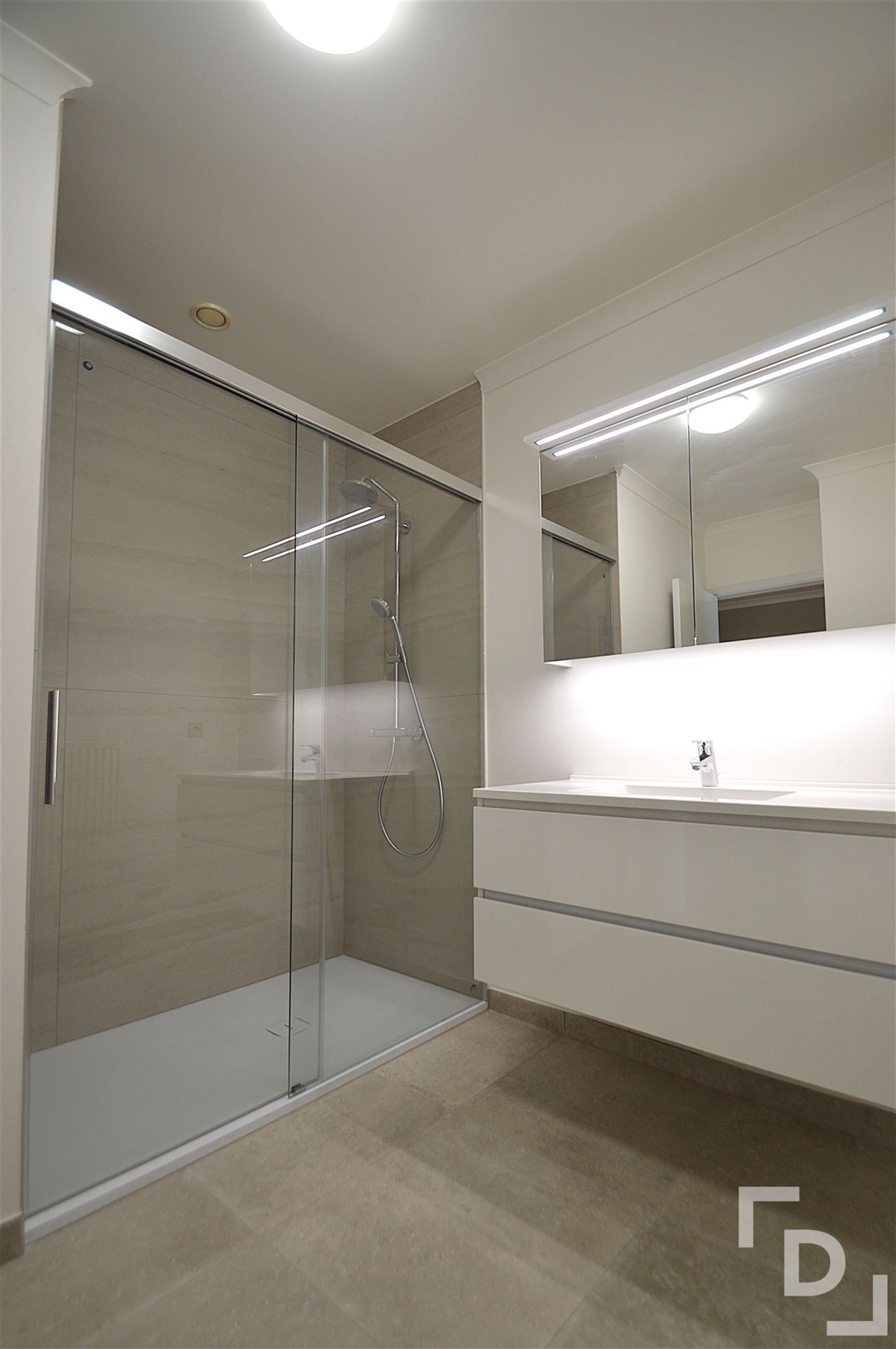 Ruim appartement te huur op centrale locatie te Ieper foto 7