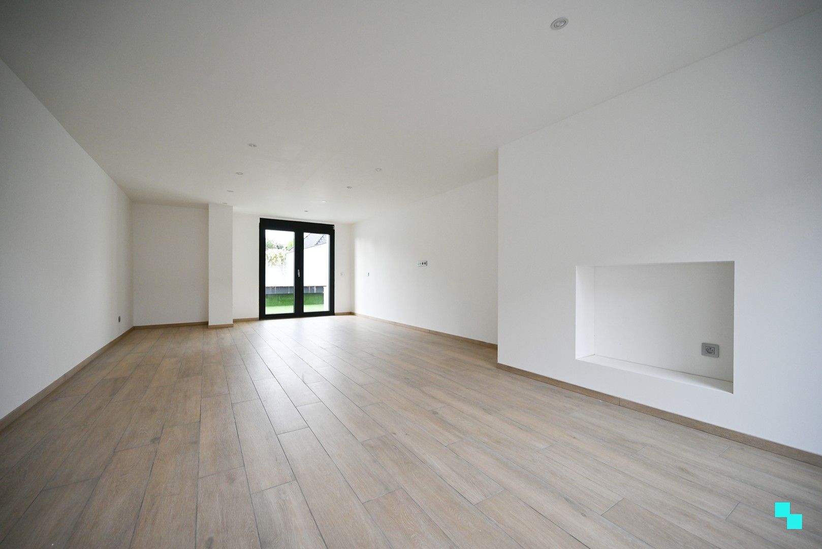Compleet vernieuwde duplex met 4 slaapkamers en zonneterras in hartje Wevelgem foto 2