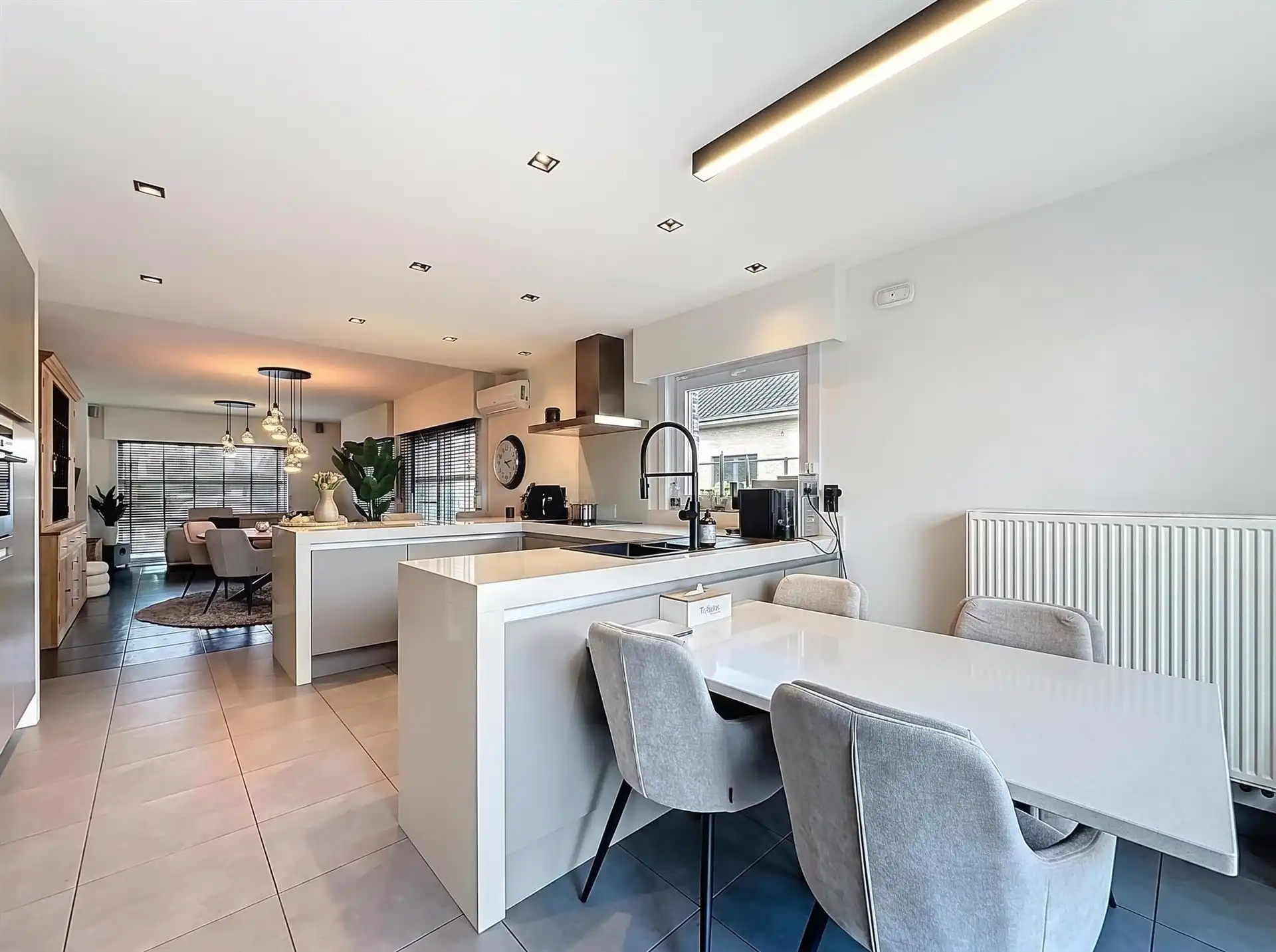 Ruime, luxueuze open bebouwing met 4 slaapkamers, 2 badkamers en garage op een perceel van 741m².  foto 7