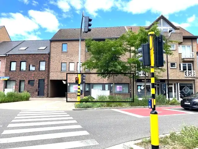 Handelsruimte  (+-160m²) met 6 autostaanplaatsen centrum Geel. foto {{pictureIndex}}