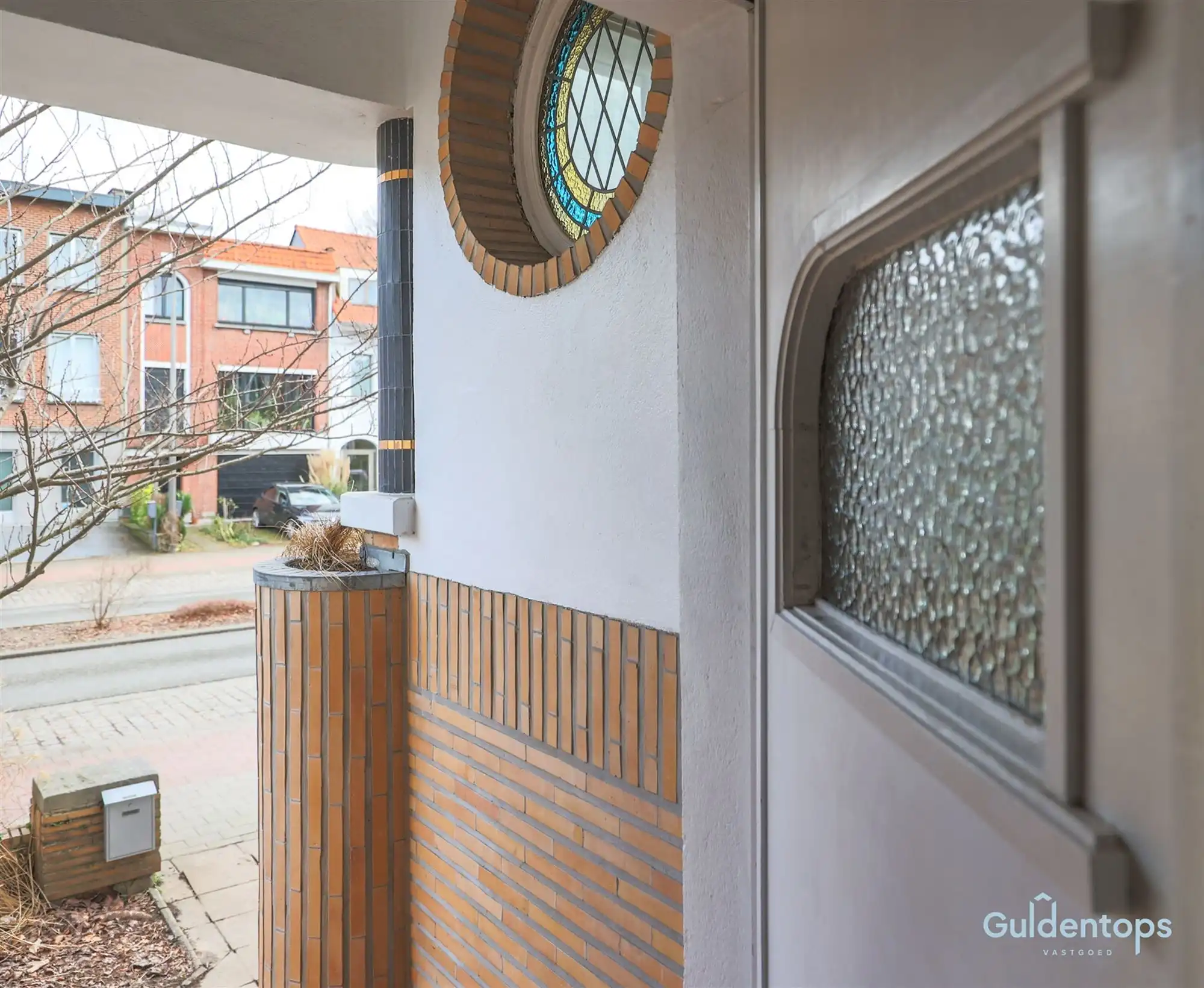 Knappe goed gelegen architectenwoning met mooie tuin foto 2