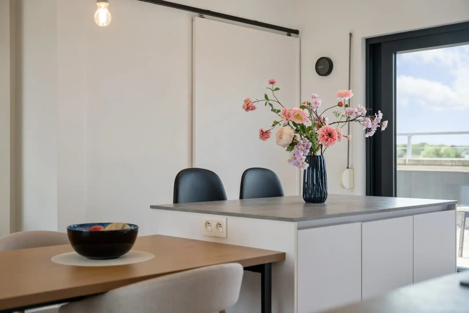 Instapklaar dakappartement met 2 terrassen in centrum Bree foto 25