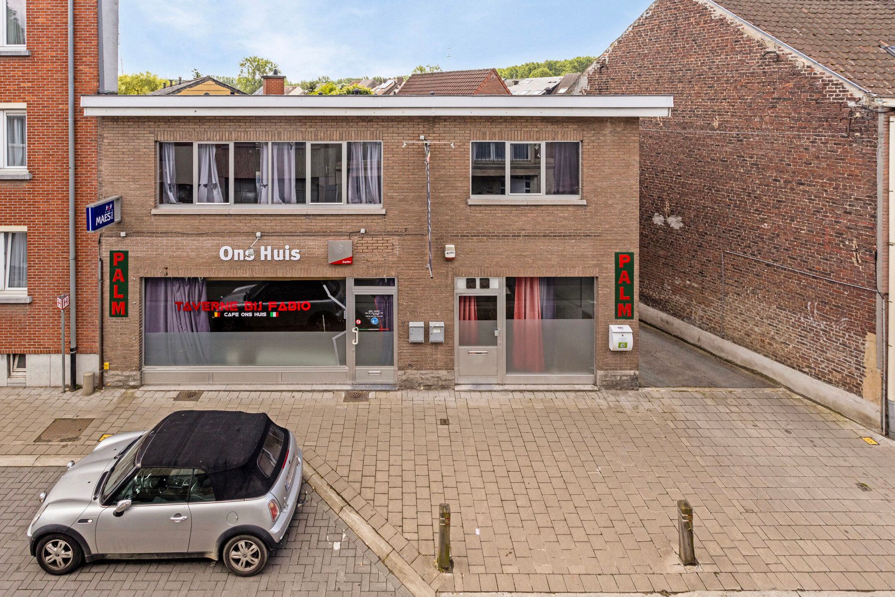 Uitzonderlijk gebouw met feestzaal, appartement en garages foto 3