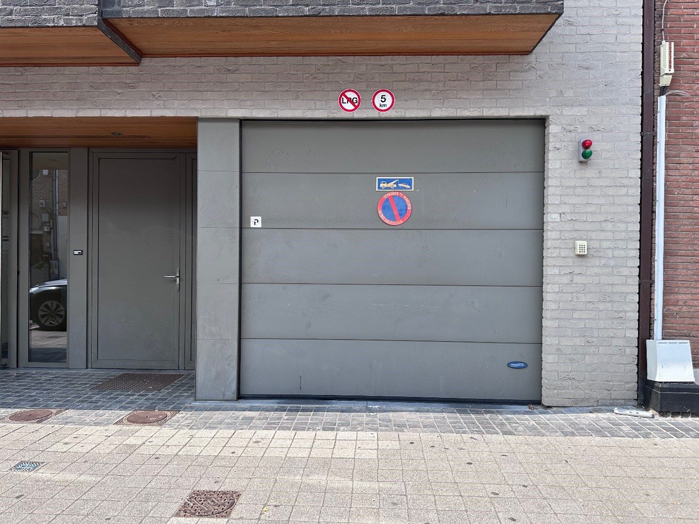 Ondergrondse garage met ervoor autostaanplaats in het centrum Gistel  foto {{pictureIndex}}