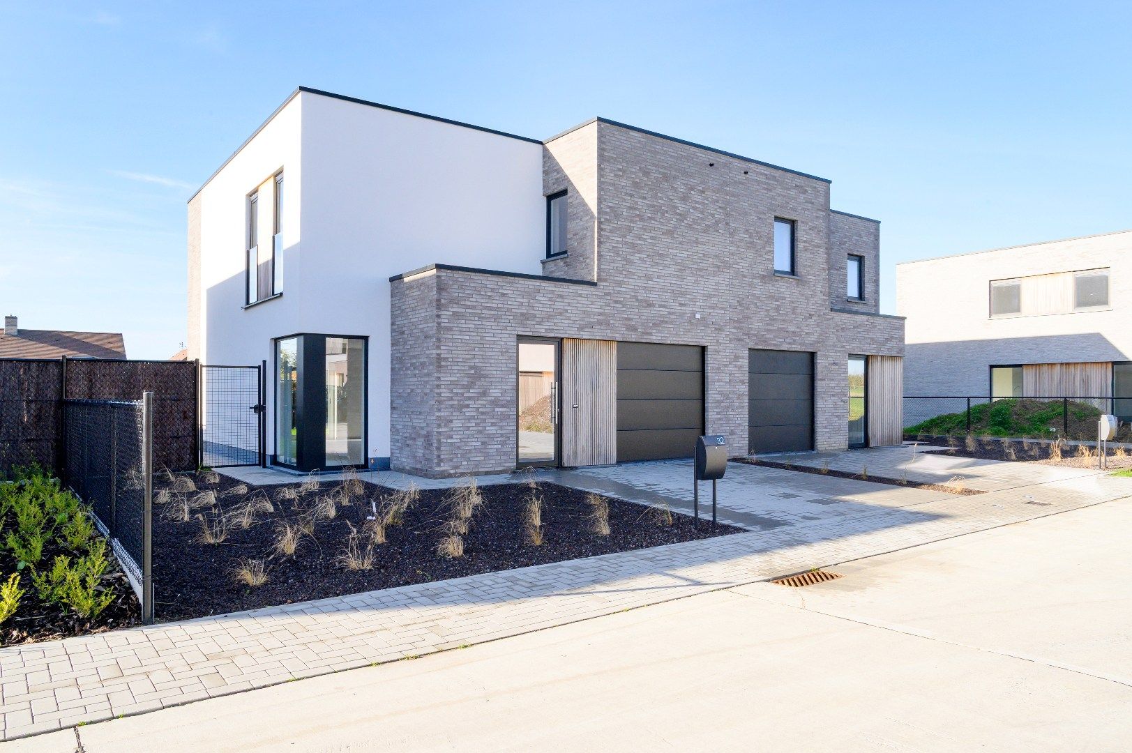 INSTAPKLARE NIEUWBOUWWONING MET 3 SLPKS | GARAGE EN TUIN foto {{pictureIndex}}