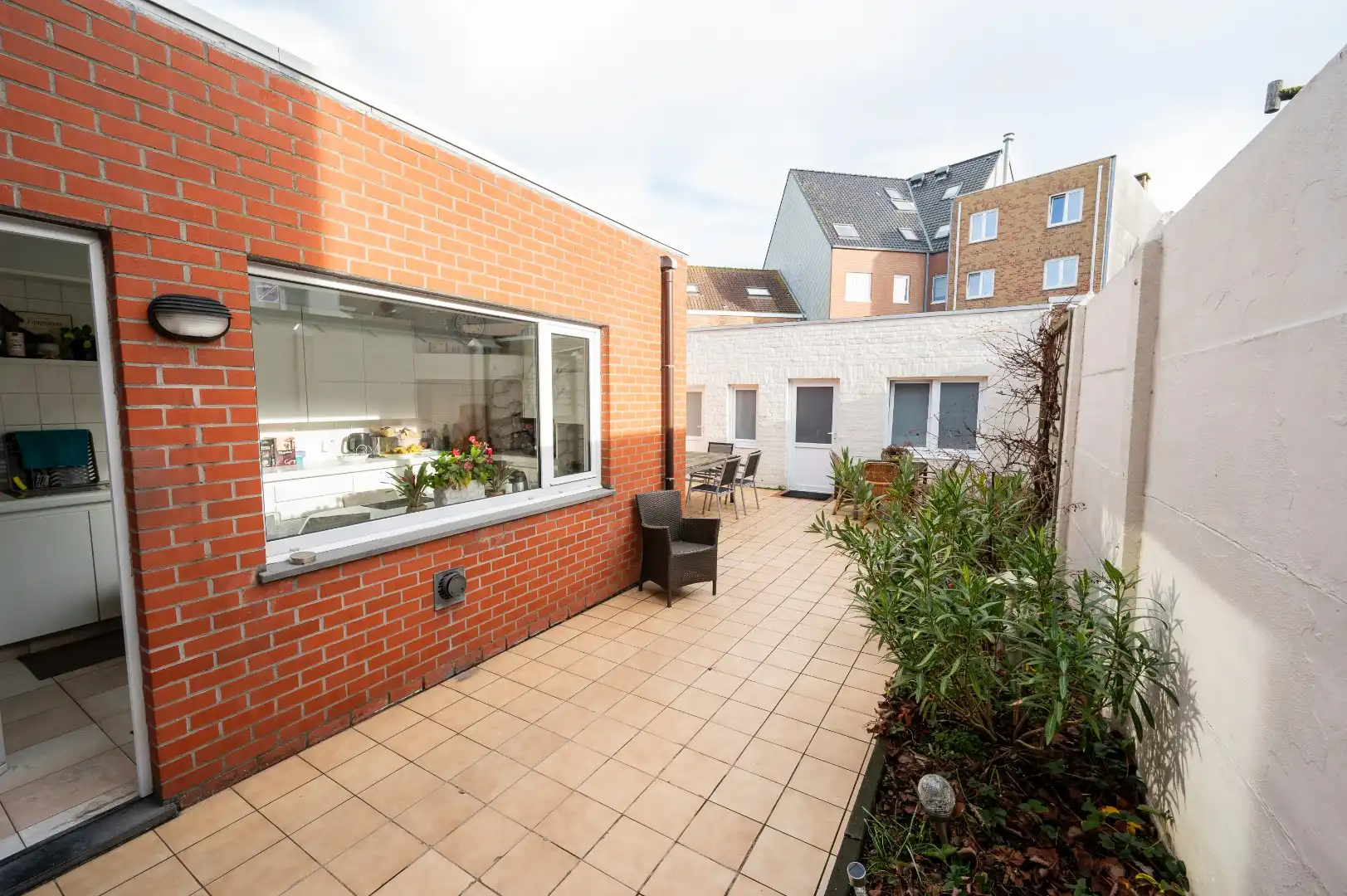 KNAPPE GEZINSWONING MET STADSTUIN TE BREDENE DUINEN foto 6