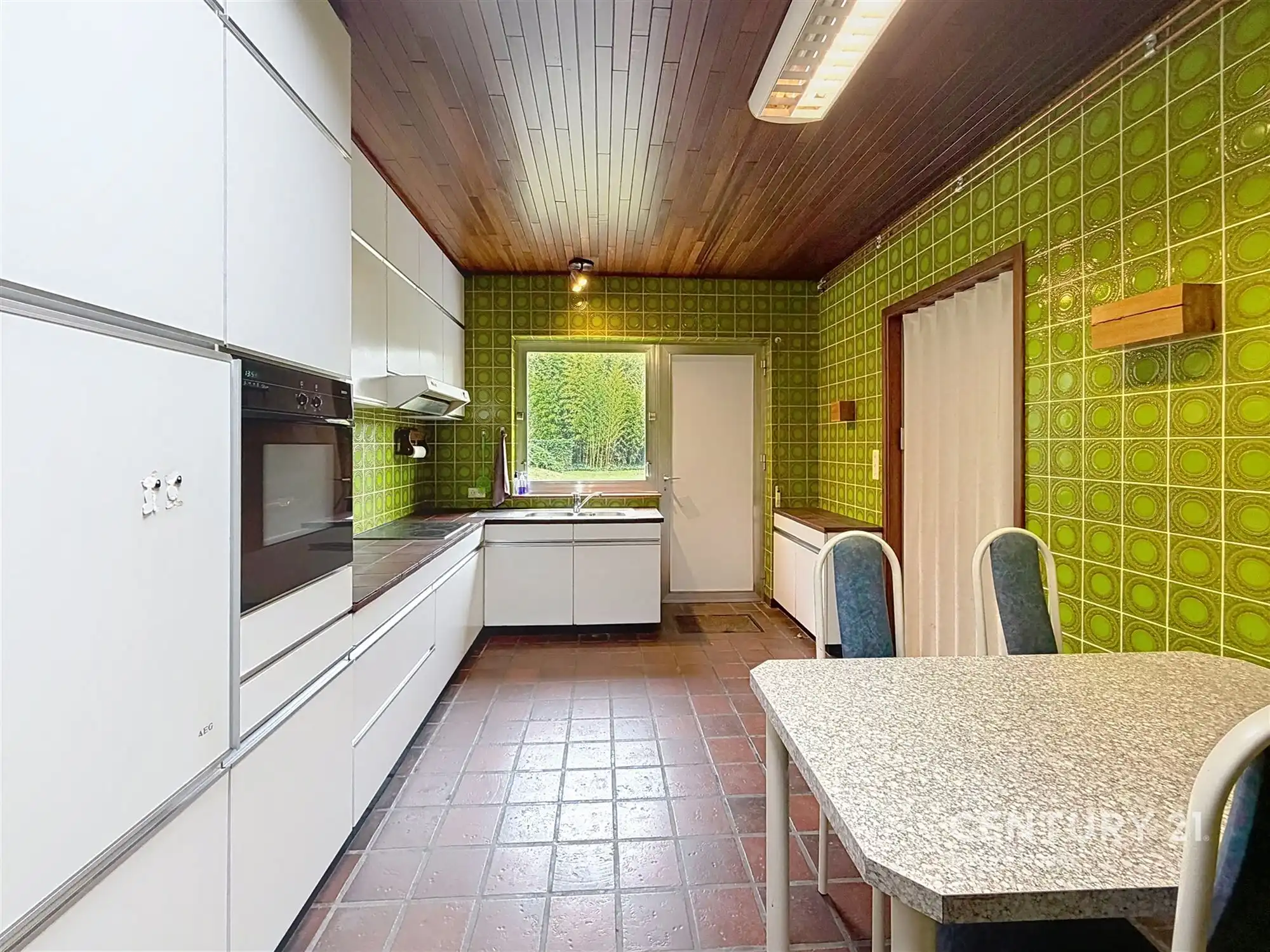 Karaktervolle architecturale woning met veel potentieel foto 11