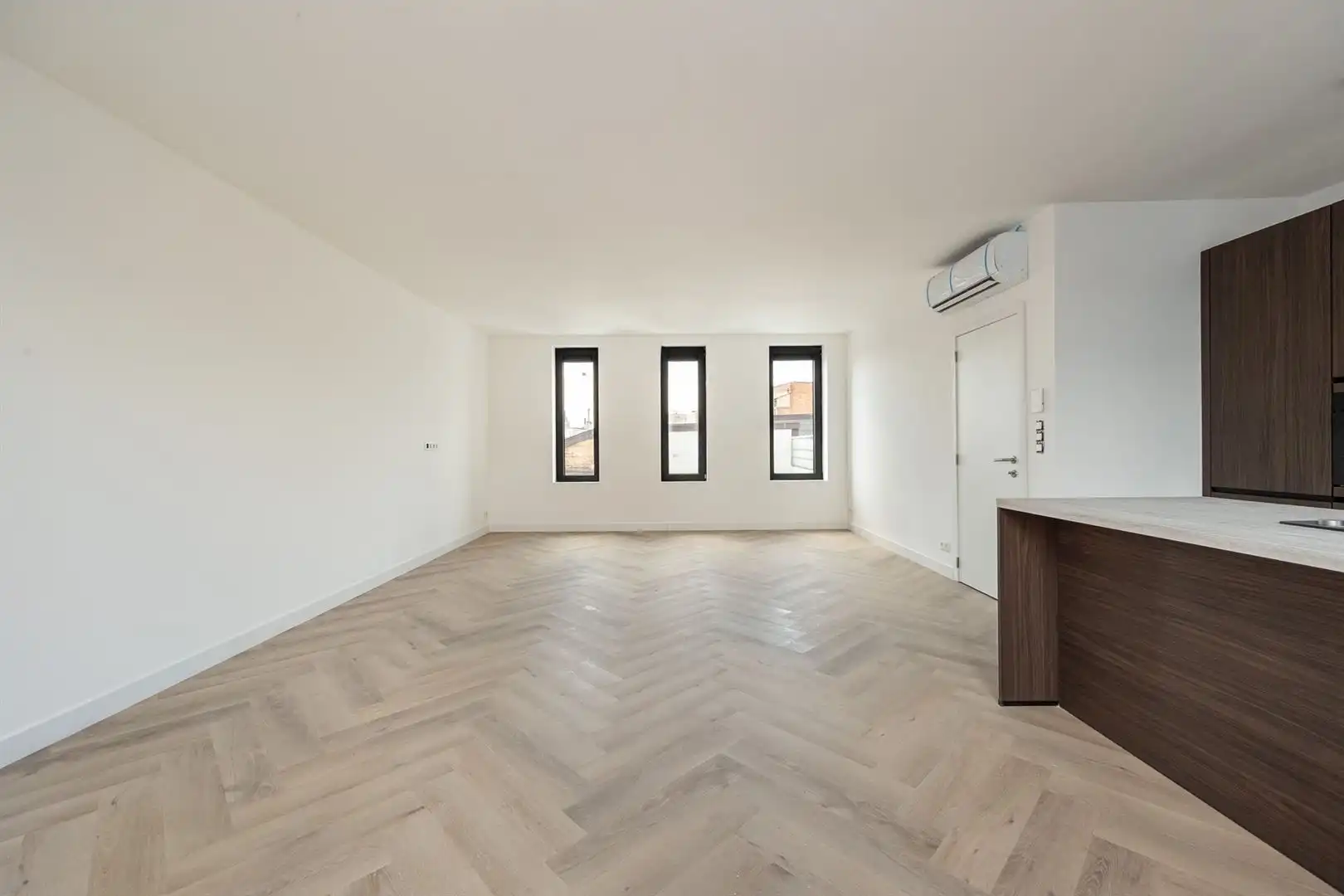 Lichtrijk renovatie appartement met 2 slaapkamers op toplocatie in Merksem foto 4