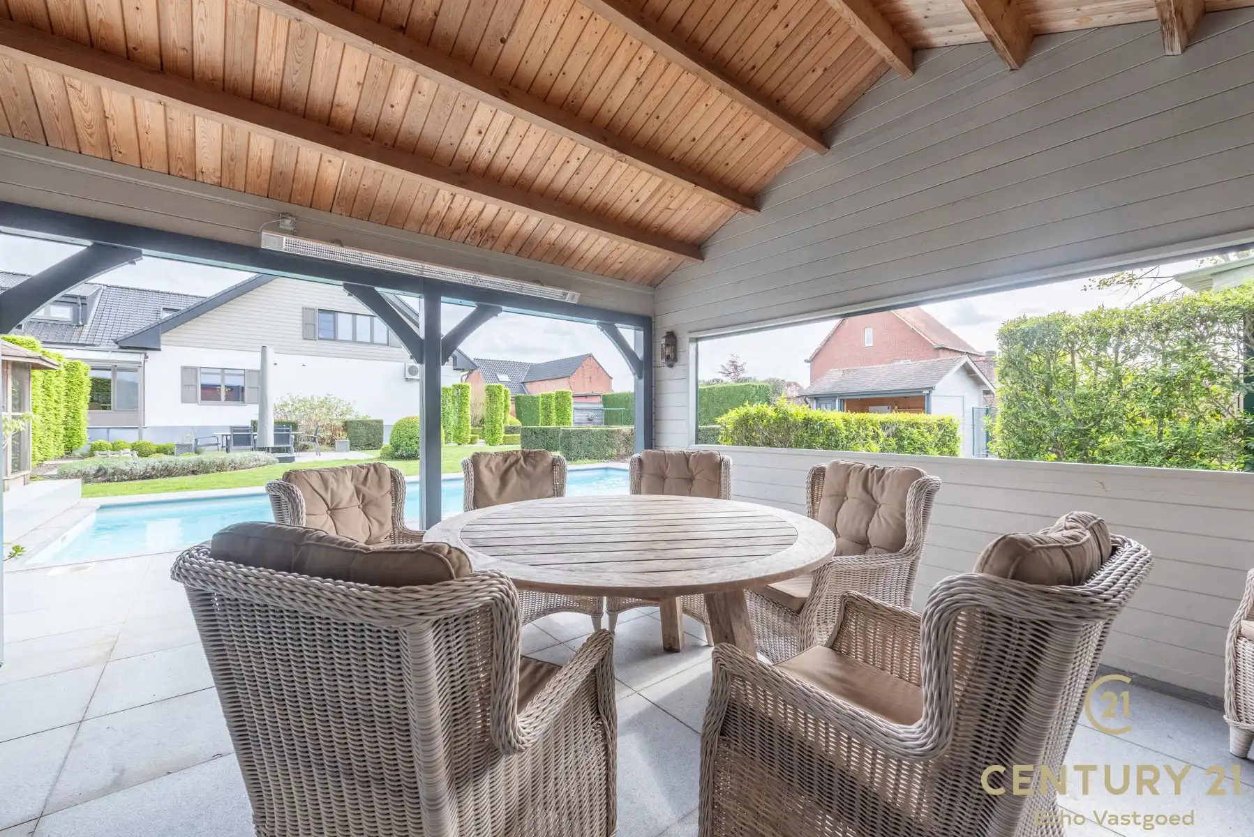 Unieke woning met magazijnen,  zwembad en conciergewoning foto 14