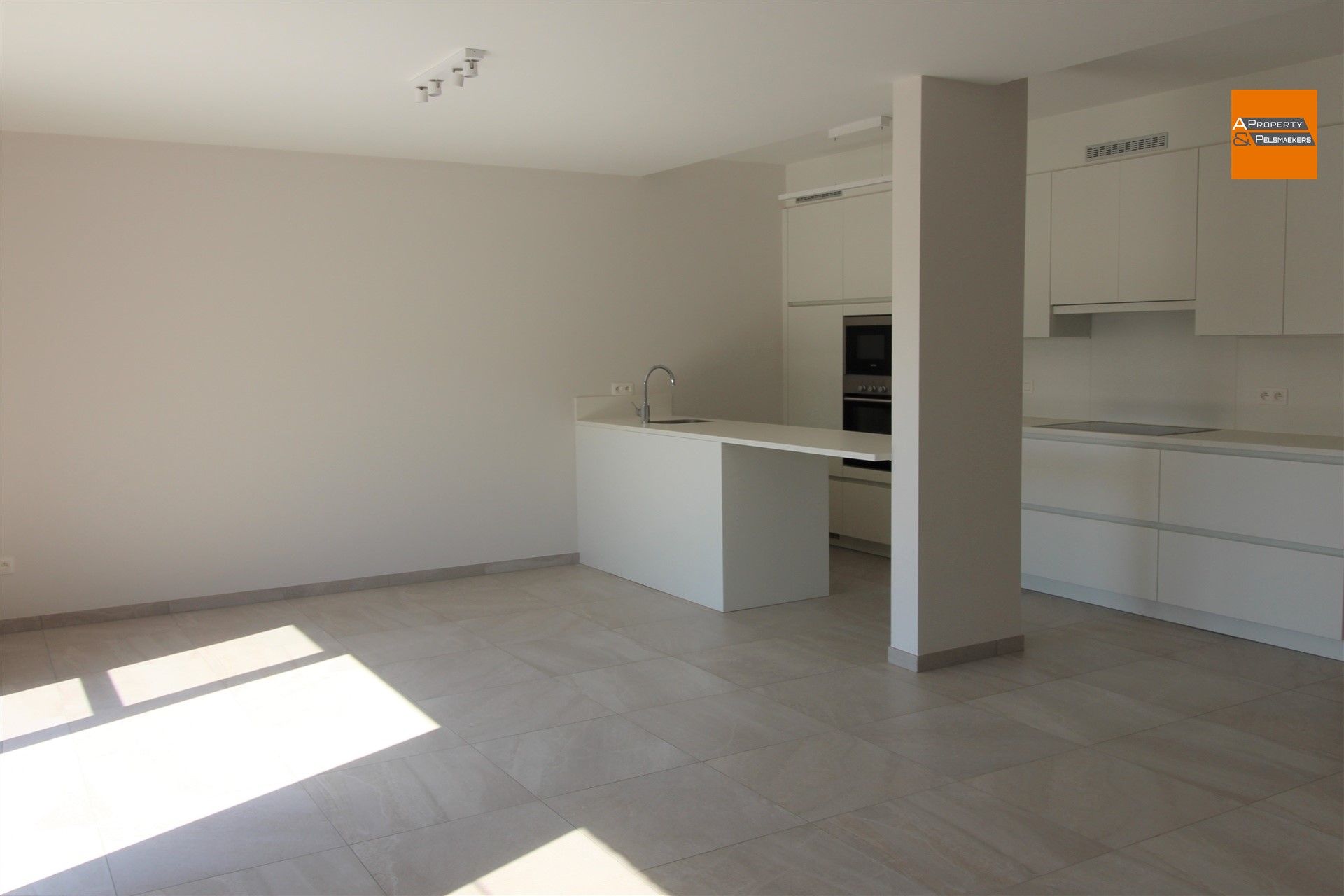 Ruim en lichtrijk gelijkvloers appartement met 2 slaapkamers, terras en garage foto 3
