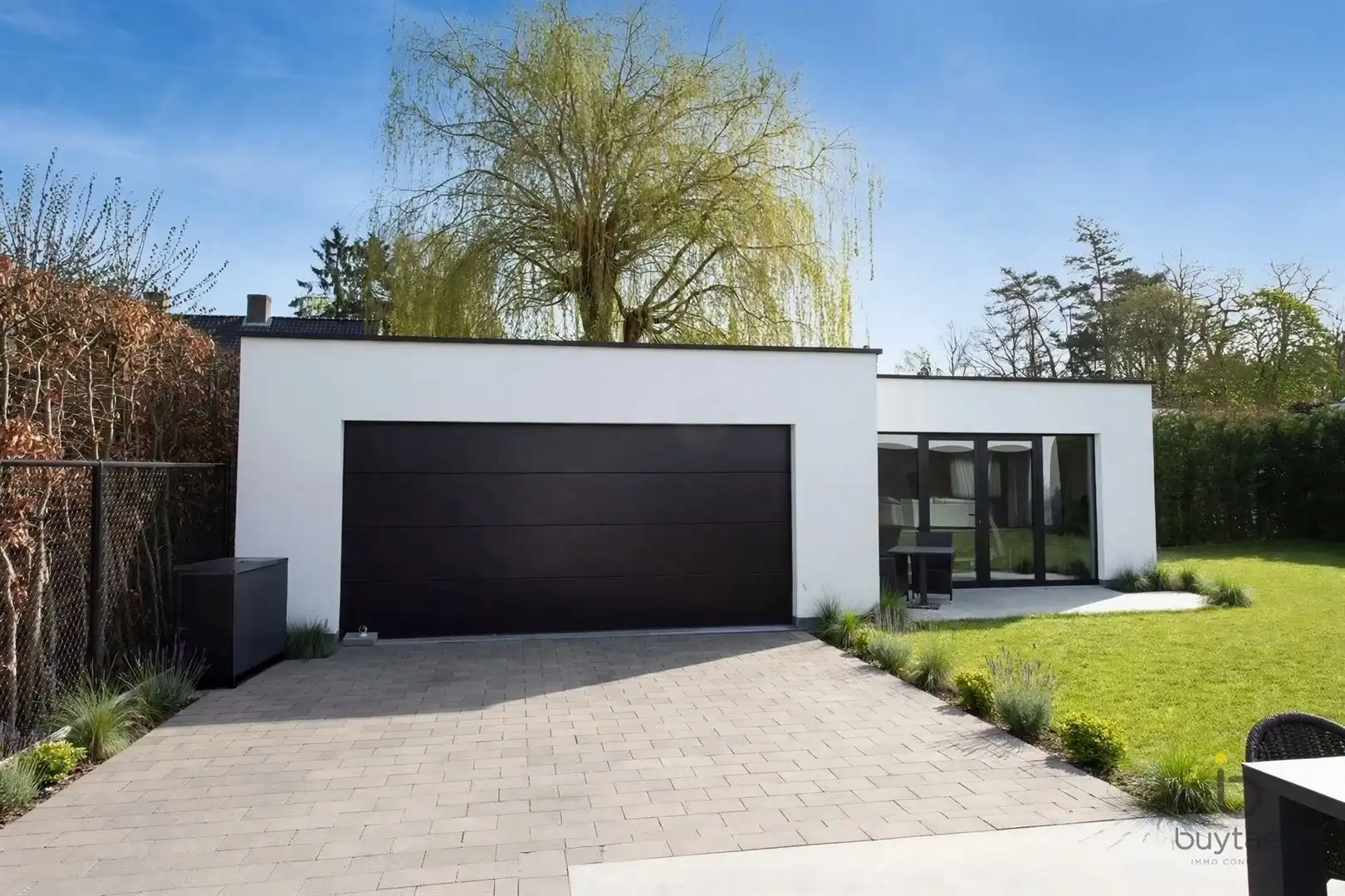 Knappe GELIJKVLOERSE villa + bijgebouw te Halle! foto 3