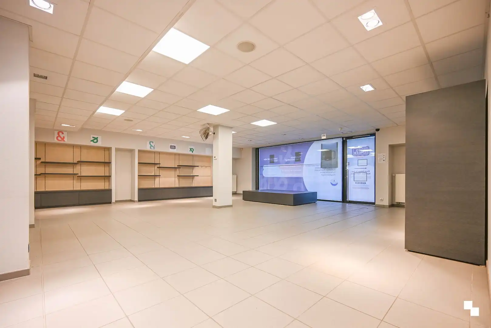 Deels ingerichte handelsruimte op toplocatie te Sint-Andries foto 10