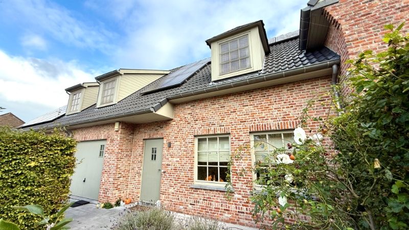 Charmante woning in fermettestijl met drie slaapkamers en mooie tuin foto {{pictureIndex}}