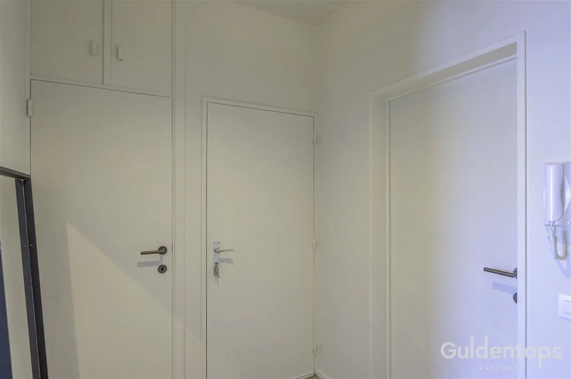 Knap vernieuwd 2 slaapkamerappartement op topligging foto 25