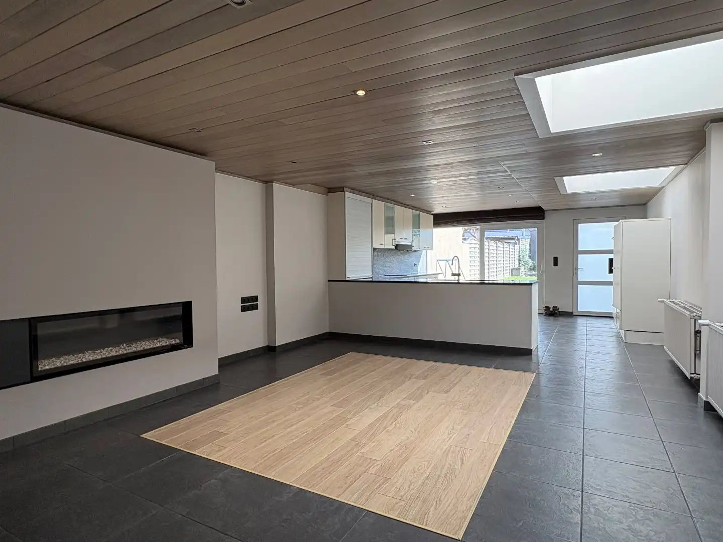 Instapklare woning te koop met uitweg en ruime garage achteraan en 3 slaapkamers met mogelijkheid tot het maken van een 4de slaapkamer.  foto 3