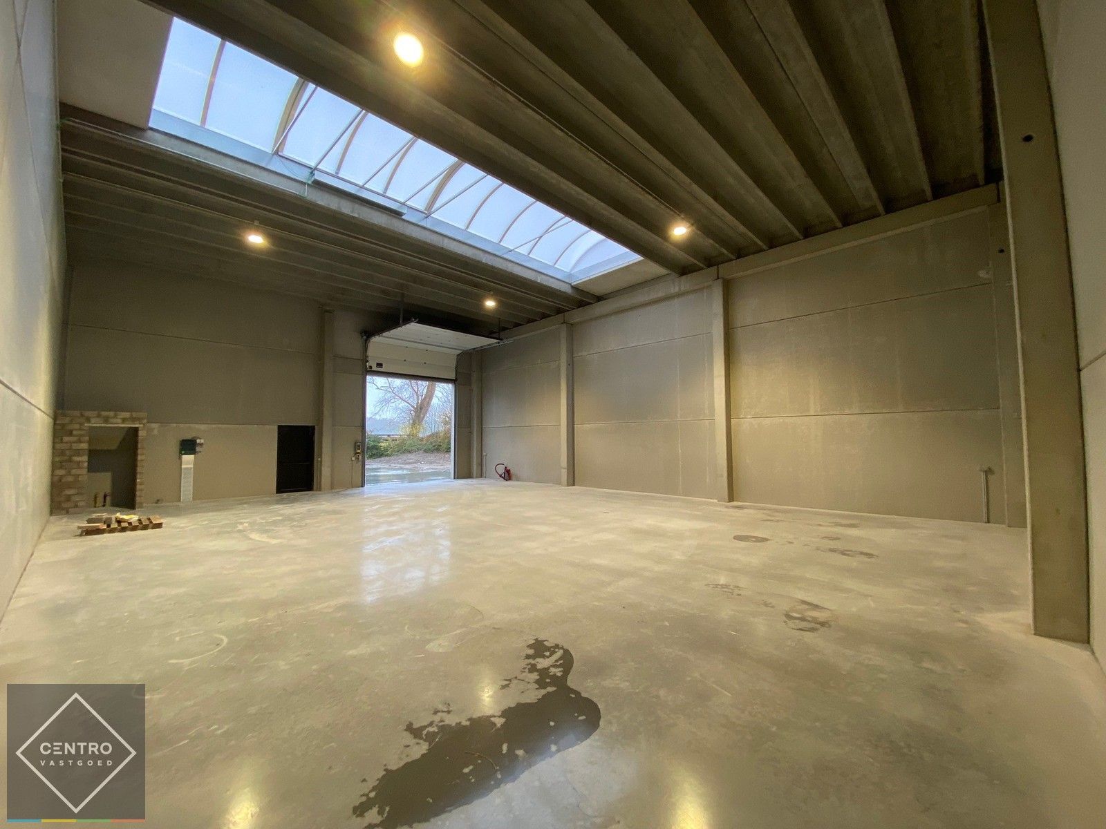 NB LOODS (221m2) voorzien van alle nutsen, vrije hoogte van 6,2m (tussenverdieping mogelijk) en een private PARKEERPLAATS op ambachtelijke zone te Brugge. foto 3