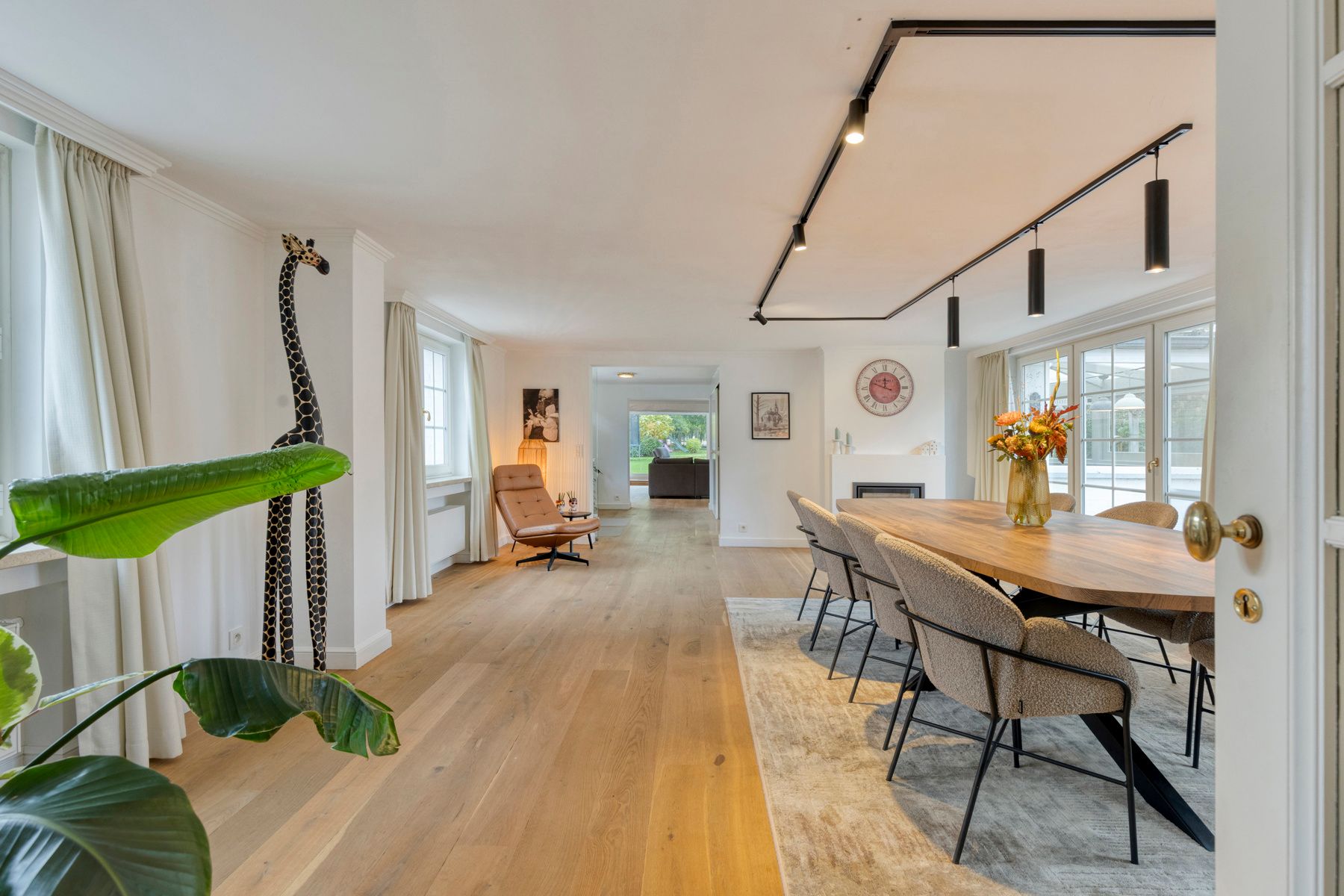 Gerenoveerde hoeve met bijgebouwen en 8 stallen. foto 9