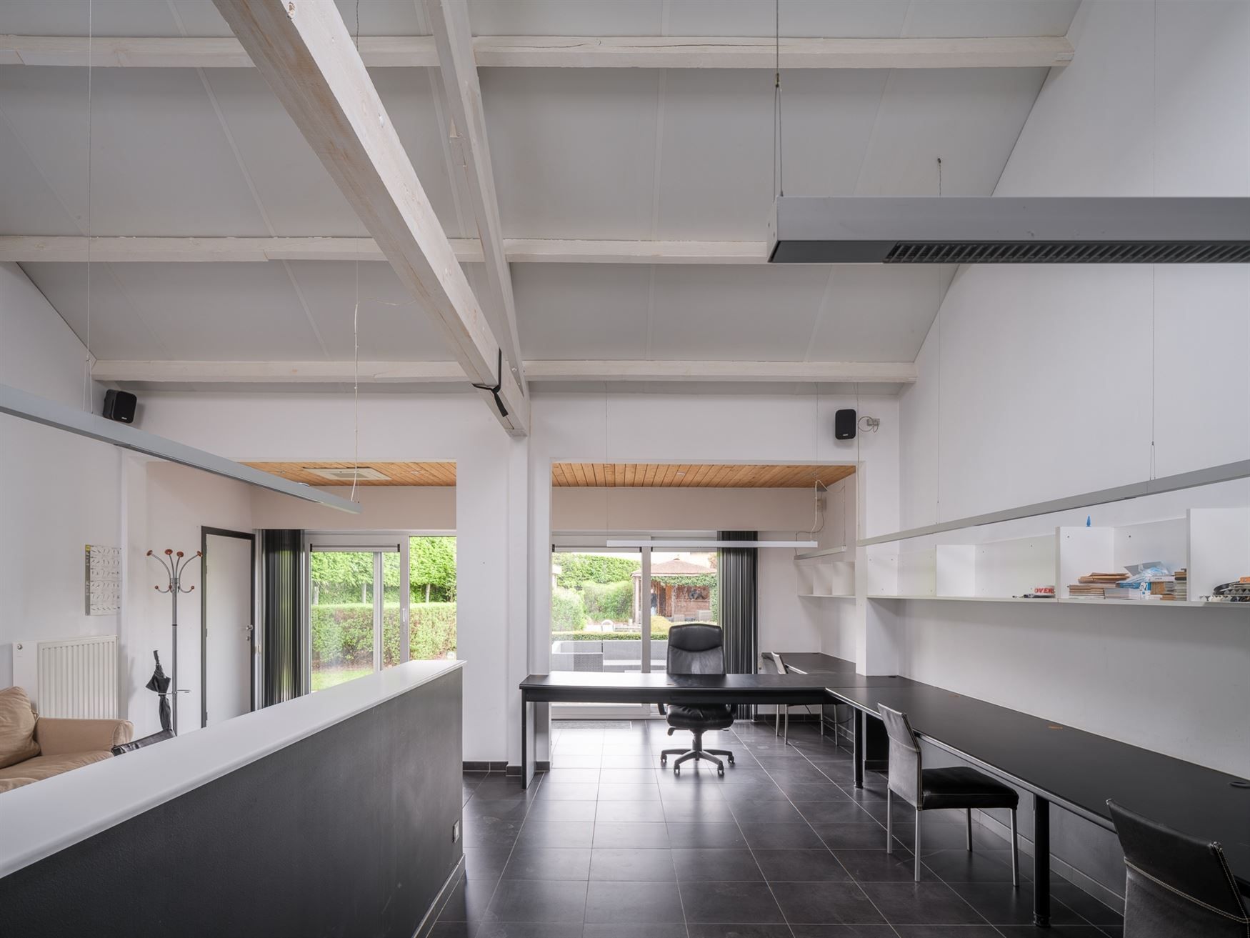 Woning met kantoor, parking en tuin foto 4