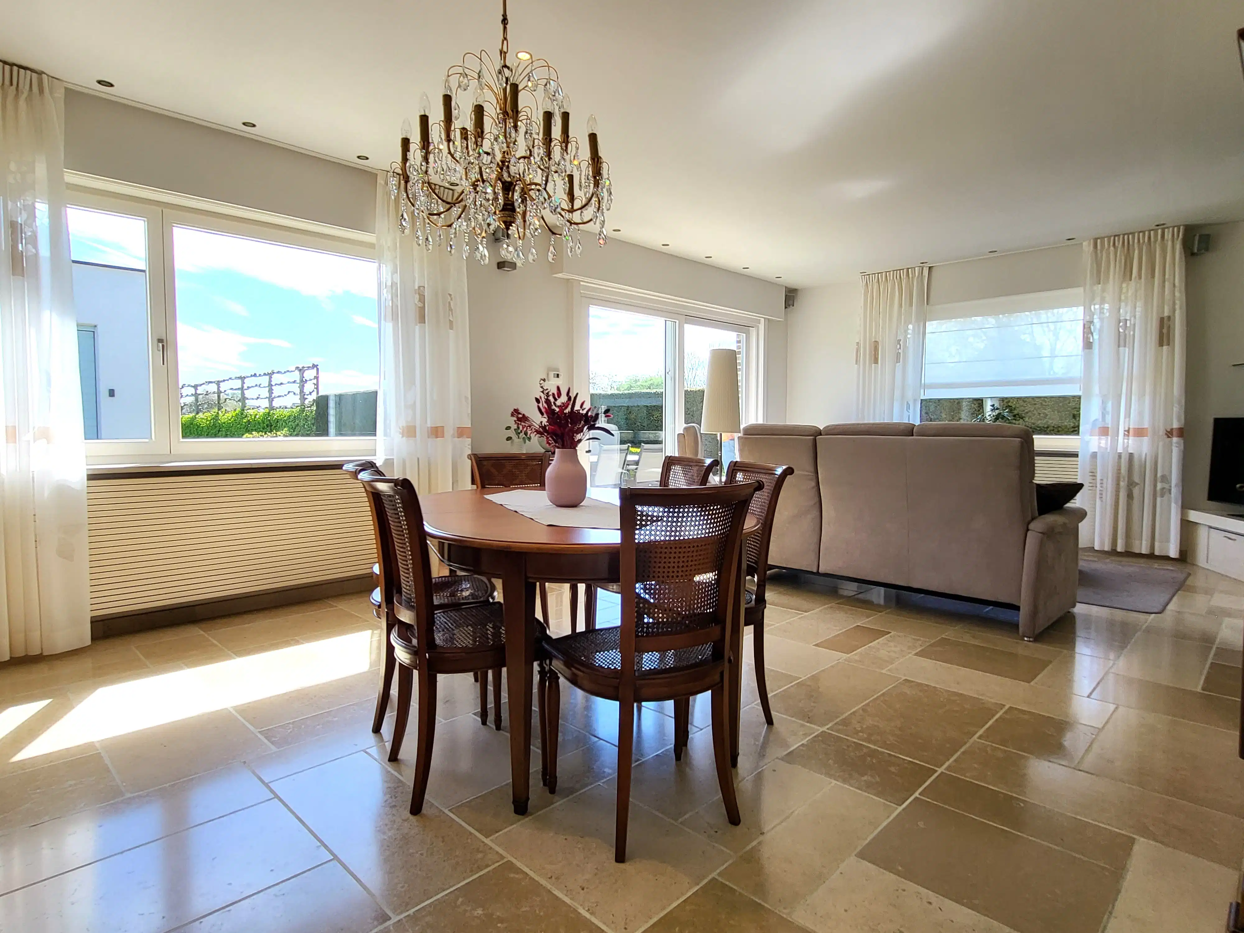 Deze ruime en uitstekend onderhouden villa-bungalow op een perceel van 1.264 m² combineert comfort, functionaliteit en een aangename woonbeleving met een zuidgericht terras en een prachtig aangelegde tuin met zwembad en badhuis.  foto 14