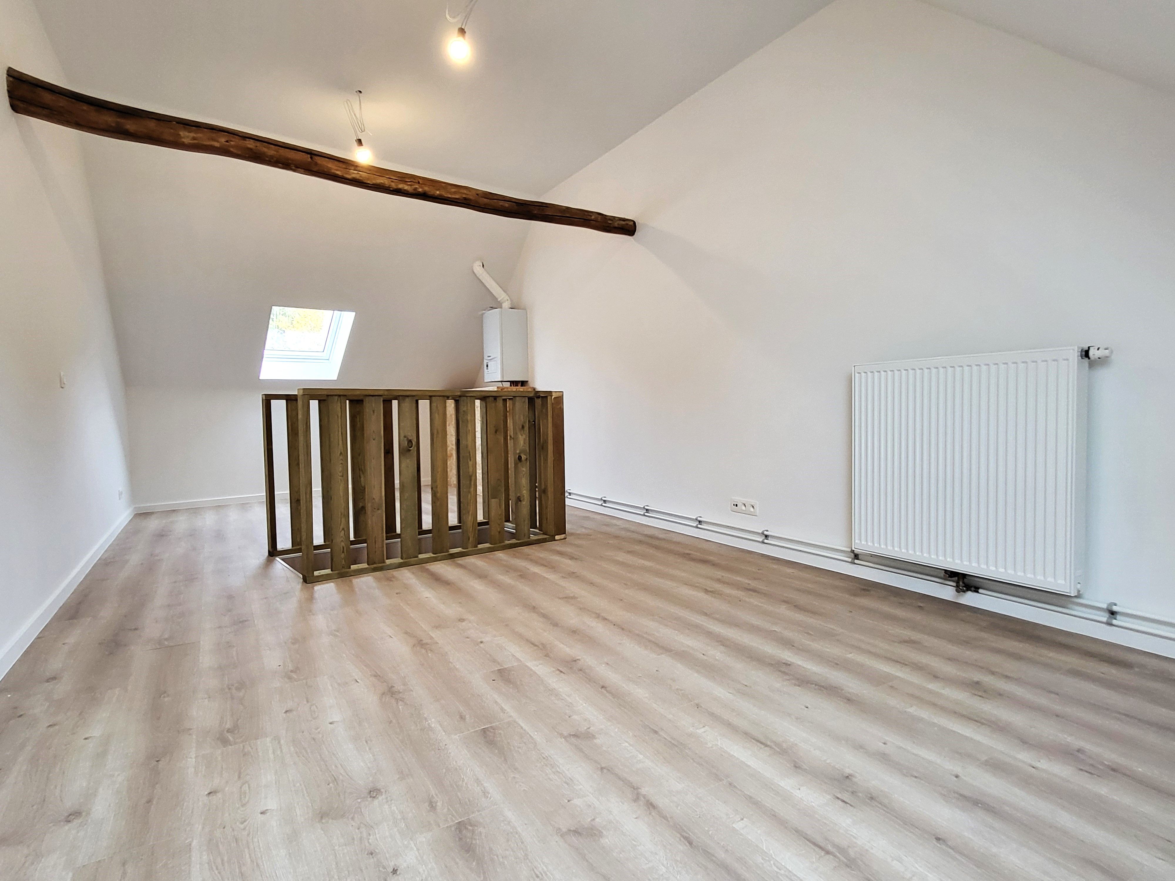 Deze volledig gerenoveerde woning (2025) biedt modern wooncomfort op een centrale ligging in het centrum, met winkels, scholen en openbaar vervoer op wandelafstand.  foto 25