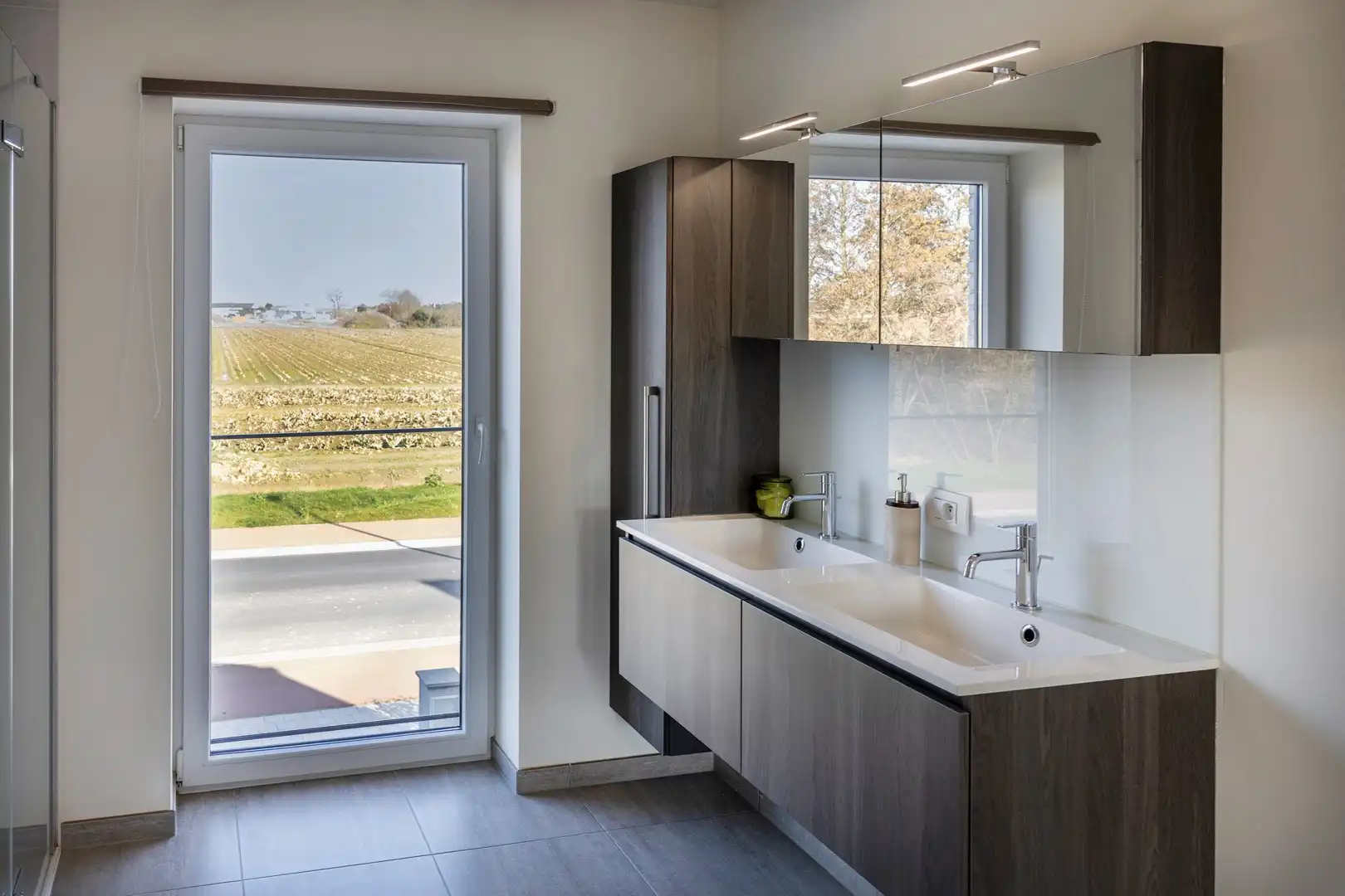 Jonge halfopenwoning met inpandige garage en aangename tuin. foto 14