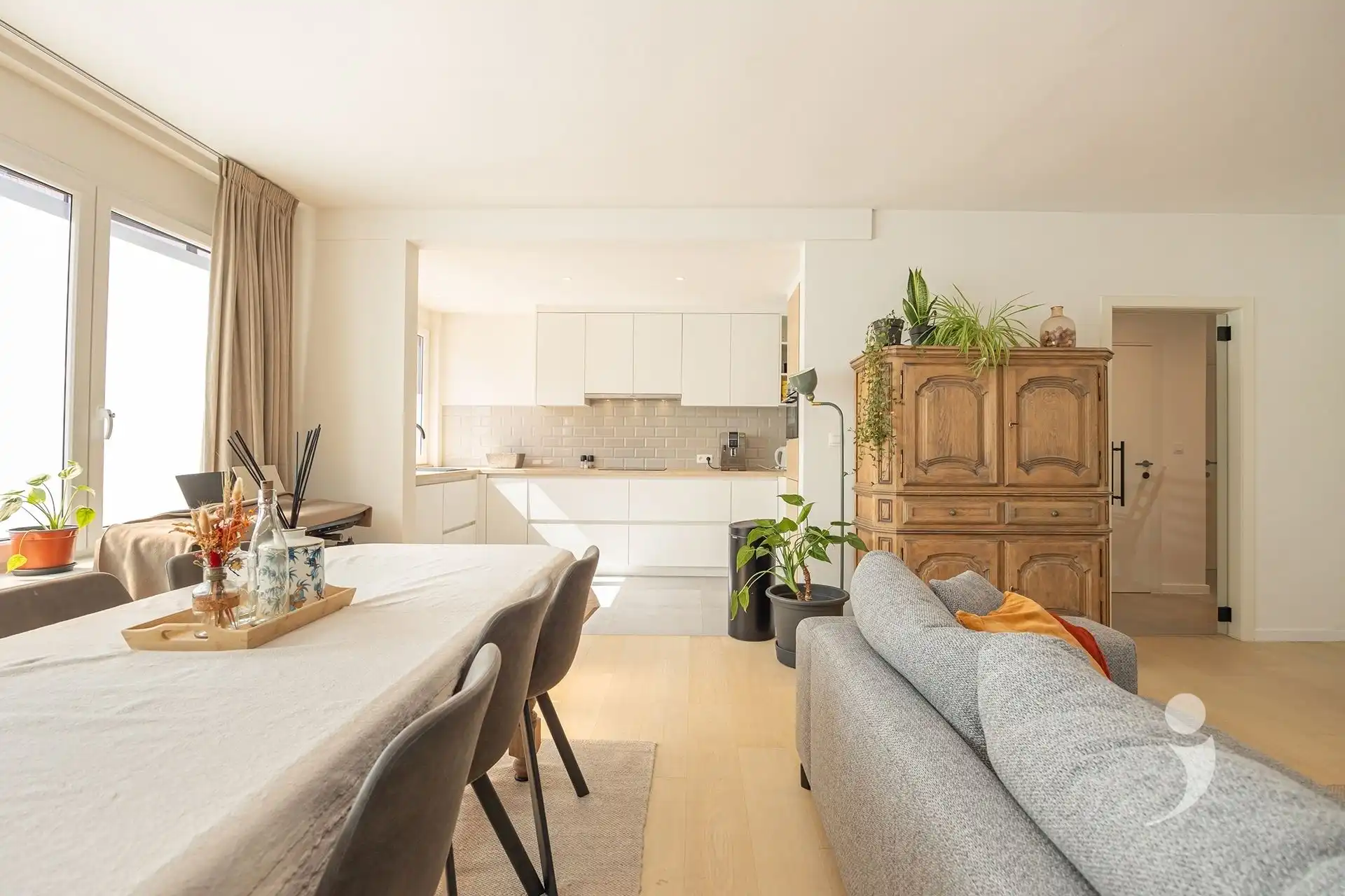 Gerenoveerd appartement met 2 slaapkamers, garagebox en staanplaats foto 2