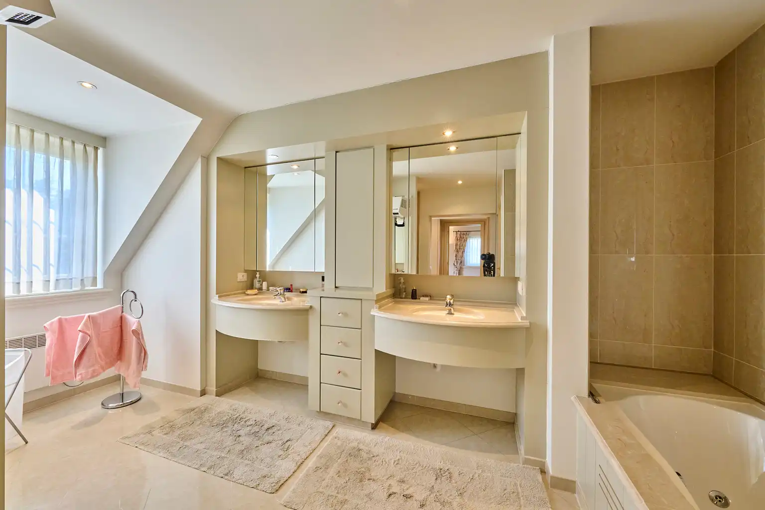 Exclusieve villa met bijgebouwen op 6.660m² grond foto 17