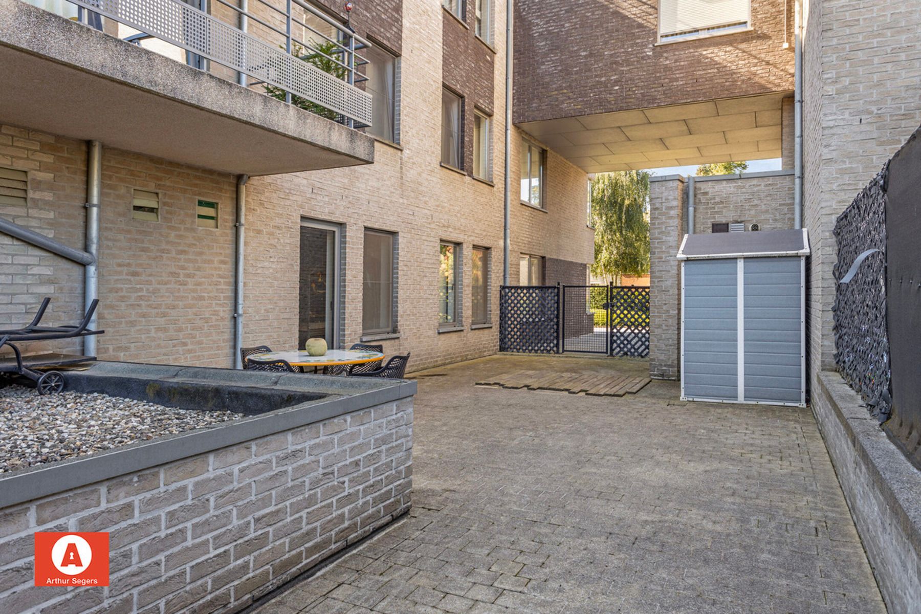 Gelijkvloers appartement met overdekte staanplaats en terras foto 4