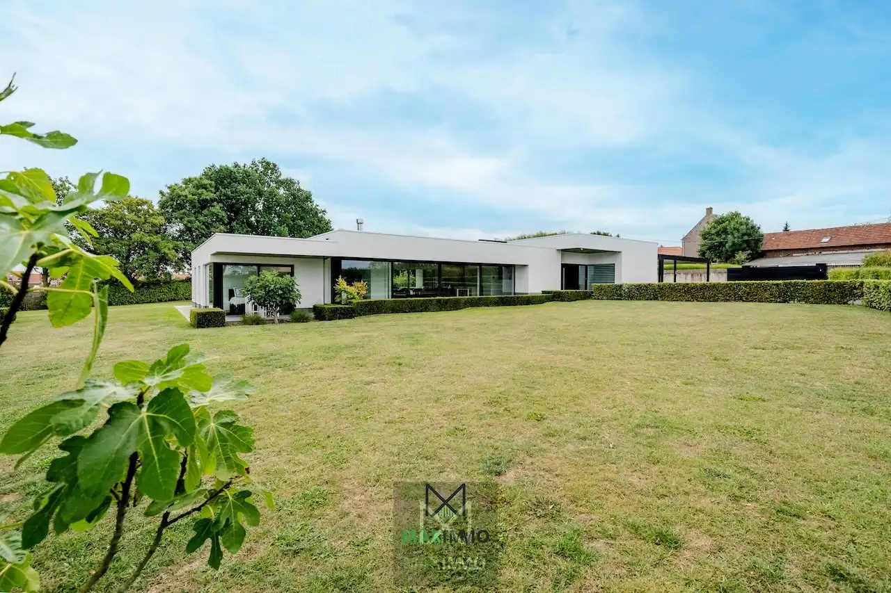 Exclusieve Villa met Loods 360 m² en Zicht op de Kemmelberg foto {{pictureIndex}}