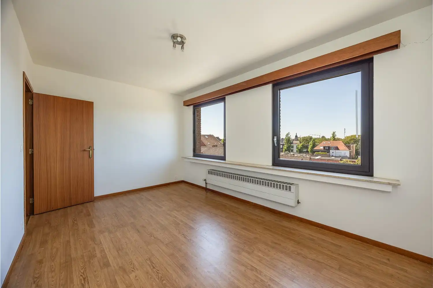 Ruim en lichtrijk appartement met 3 slaapkamers, privé garage en fietsenberging in Brasschaat - recent gerenoveerd met alle comfort. foto 9
