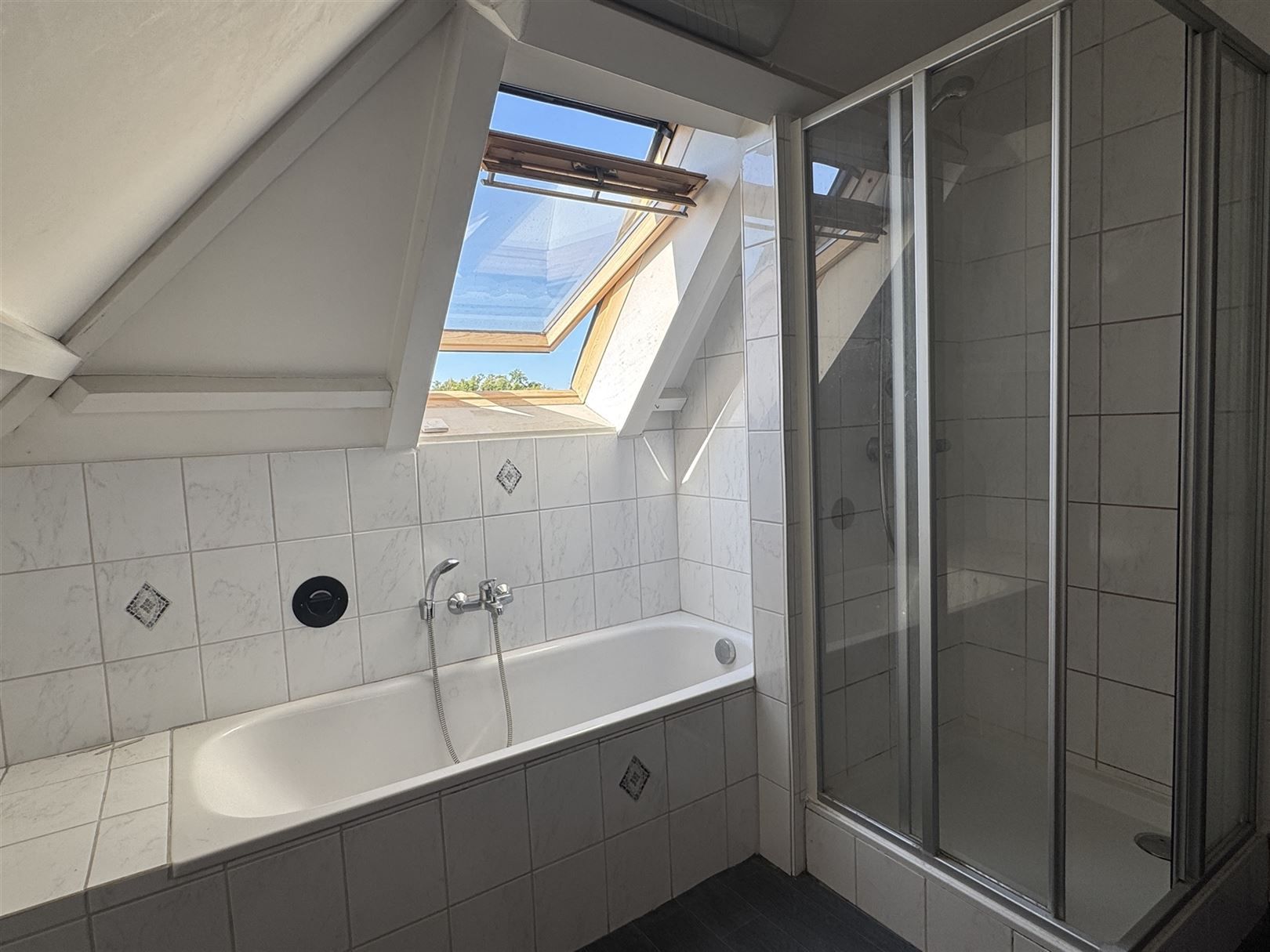 Ruime stapelwoning met 2 slaapkamers en garage foto 14